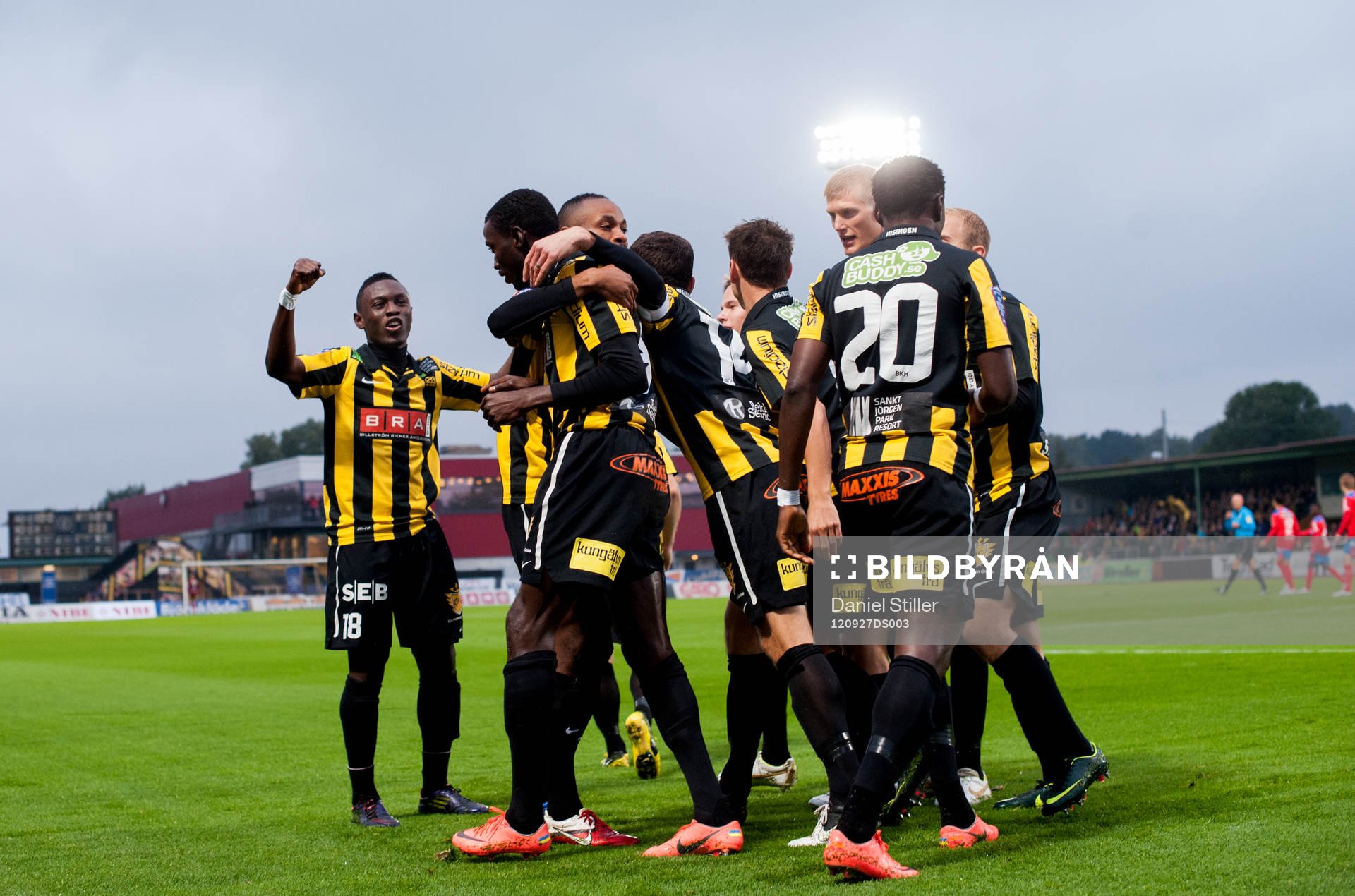 Fotboll, Allsvenskan, Häcken - Helsingborg: Dioh Williams, Häcken, gör 1-0 och Waris Majeed mfl jublar