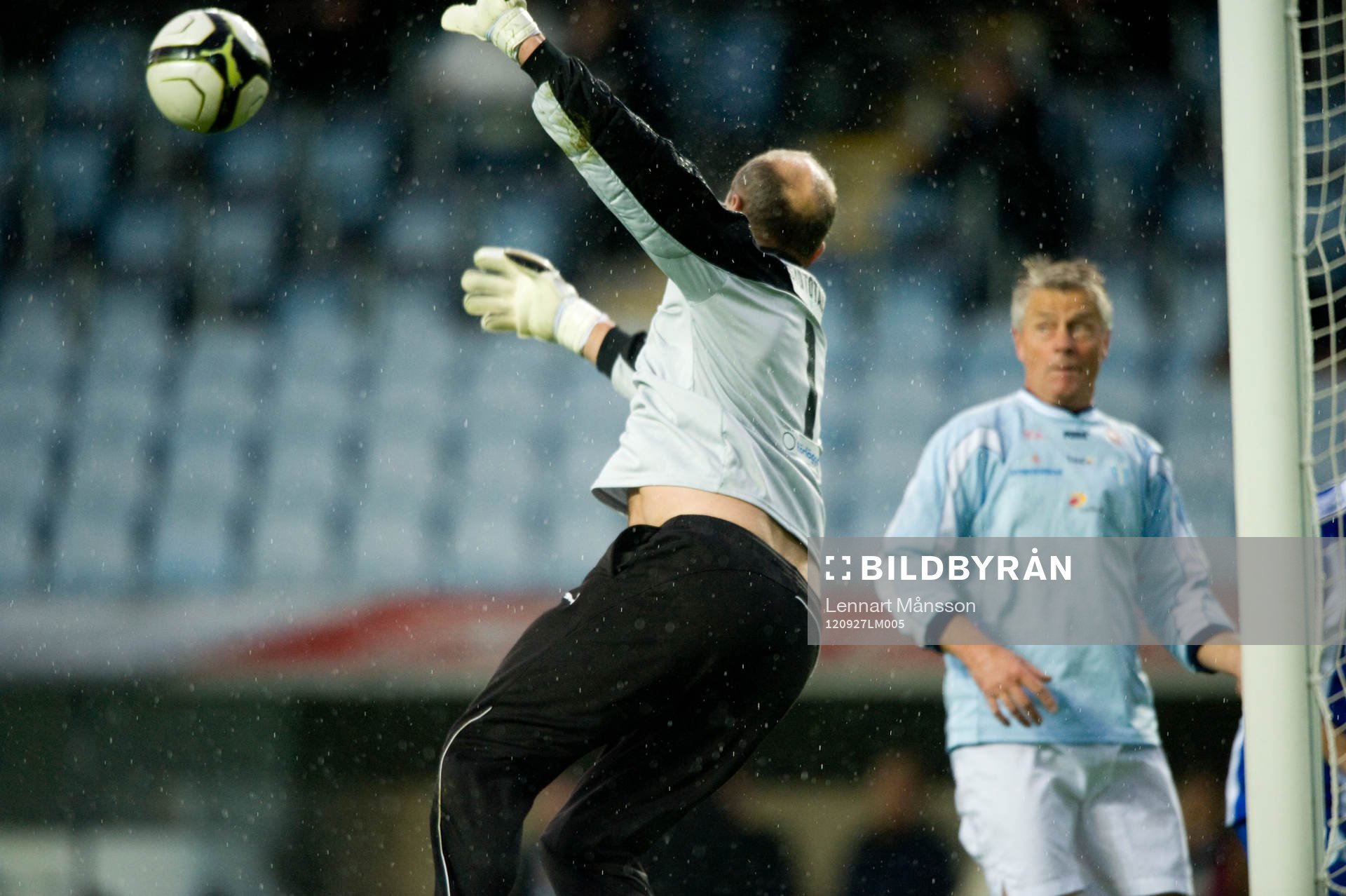 Jan Möller räddar framför Hasse Borg, Malmö FF