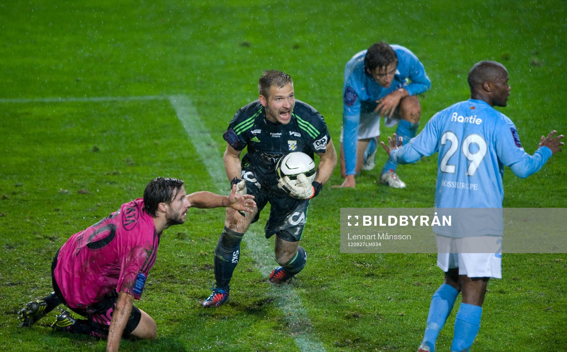 John Alvbåge, målvakt, Göteborg, irriterad på Tokelo