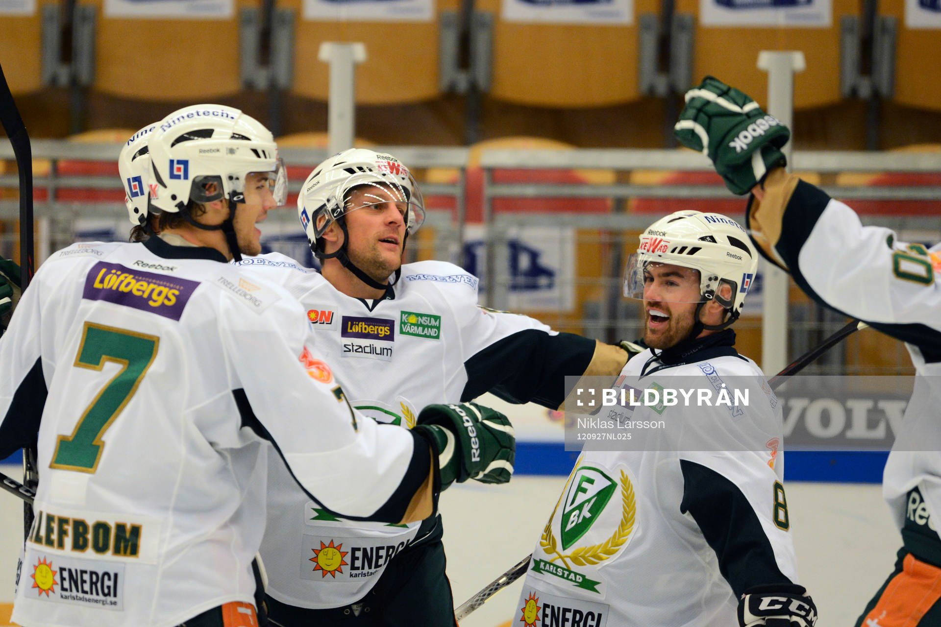 Christian Berglund gratulerar Mikael Johansson, Färjestad