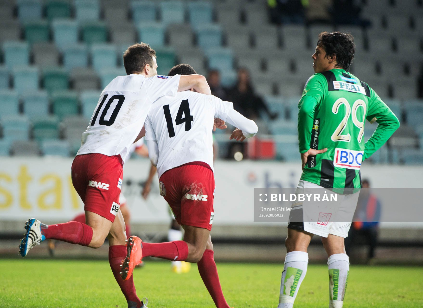 Yussuf Saleh, Syrianska, gör 1-4 och klappas om av Sharbel