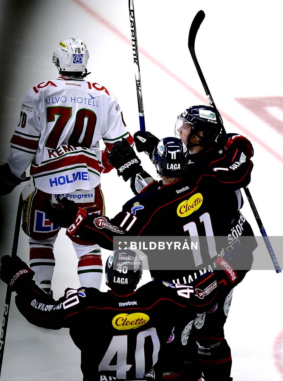 Jubel vid 2-1 målet med nr 17 Carl Söderberg