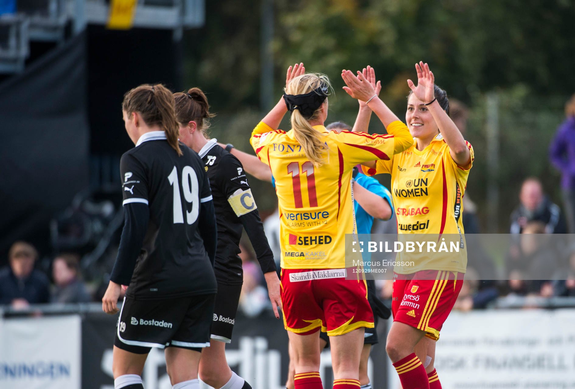 Tyresös Kirsten van de Ven och Madelaine Edlund jublar