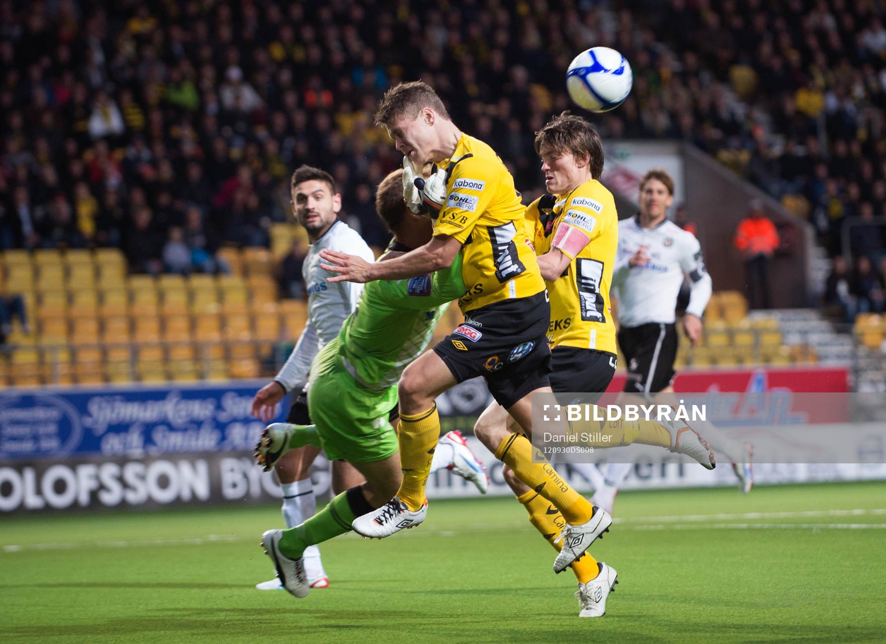 Oscar Hiljemark, Elfsborg, får en smäll av Tomer