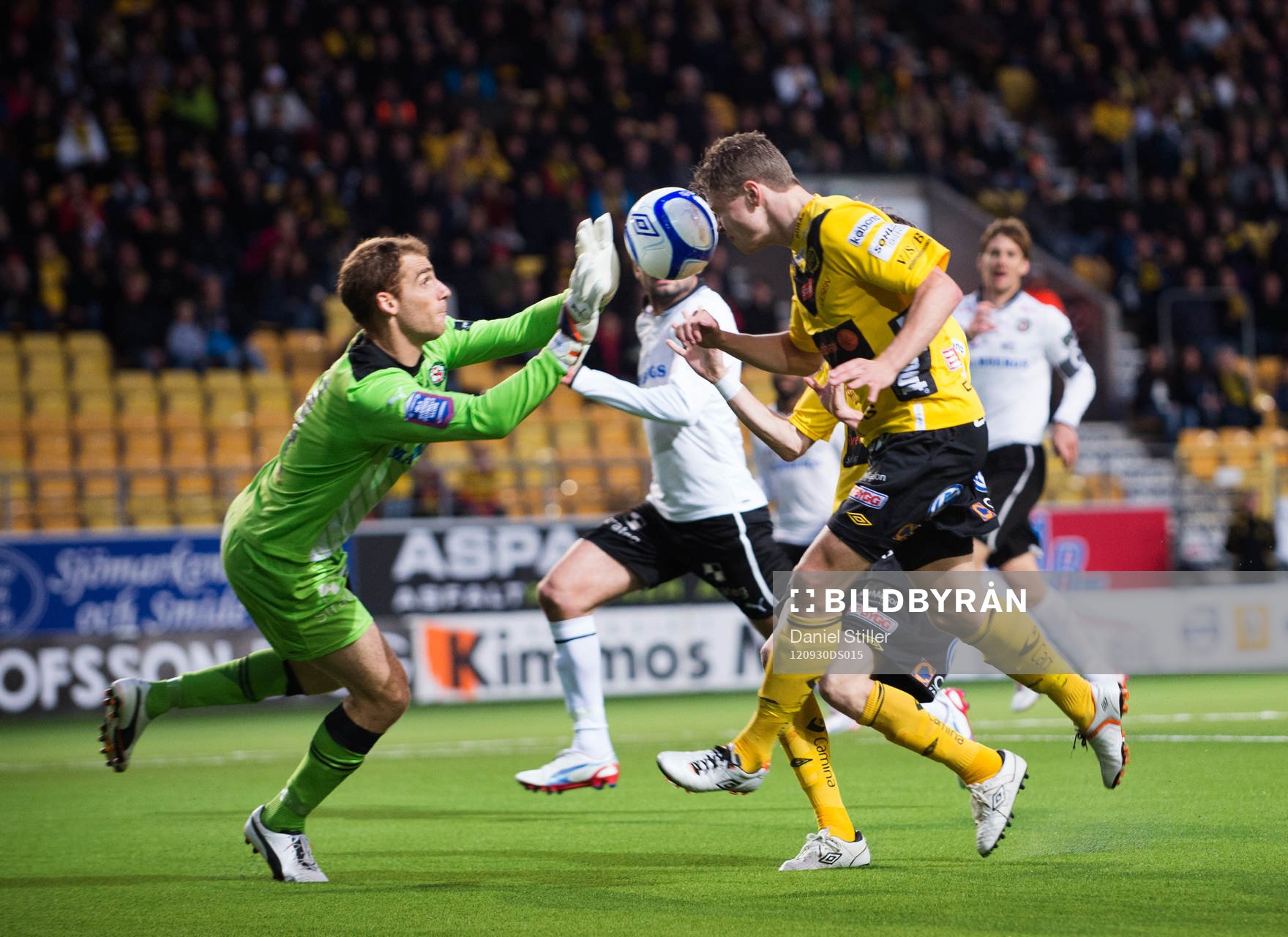 Viktor Claesson, Elfsborg, får en smäll av Tomer