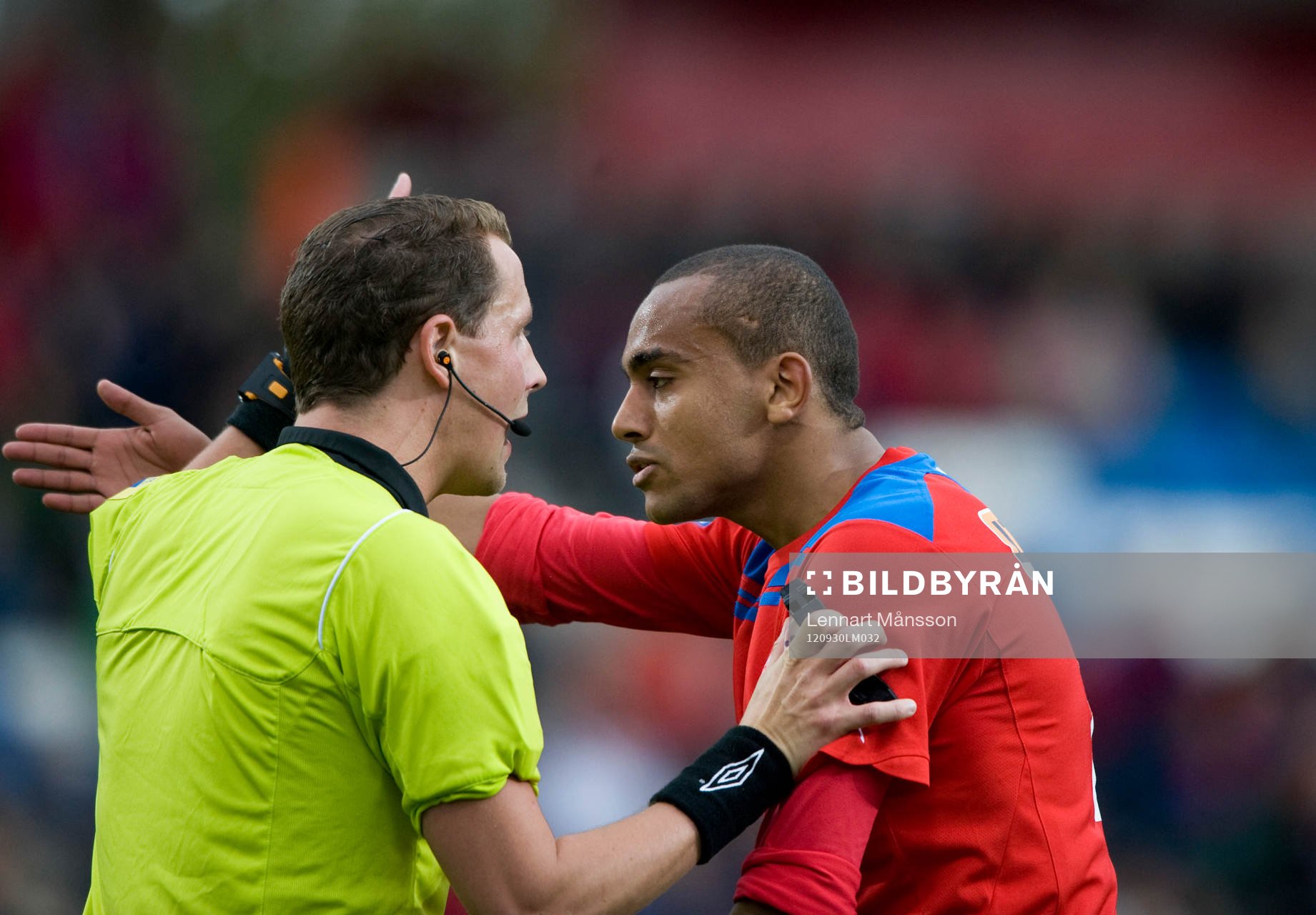 Walid Atta, Helsingborg, klagar hos domaren Andreas Ekberg,