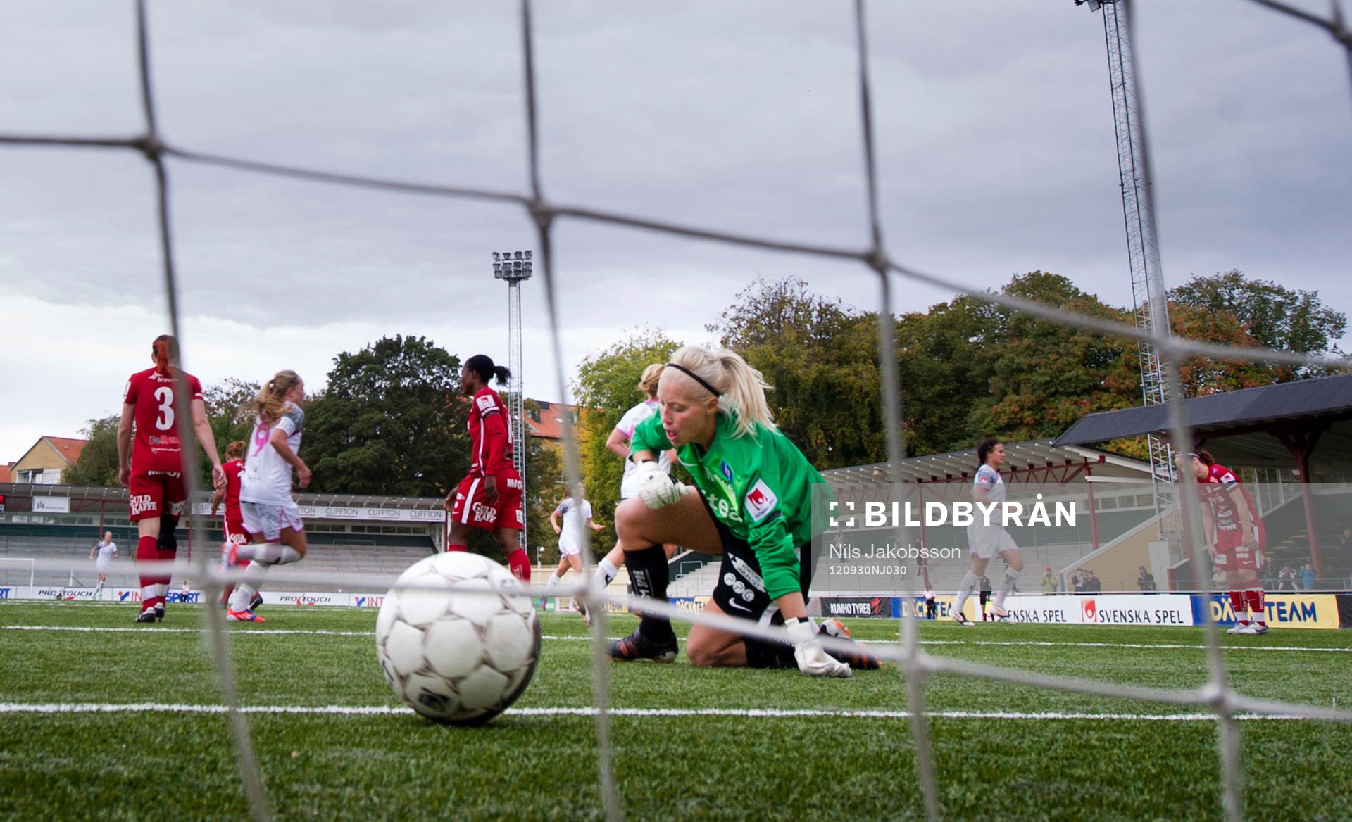 Maria Rönnbäck, målvakt, Piteå ser bollen som gått i