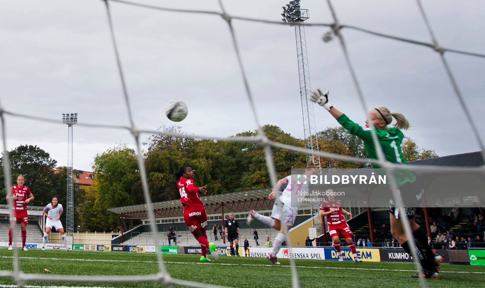 Anja Mittag, LDB Malmö nickar in 3-1 bakom Maria