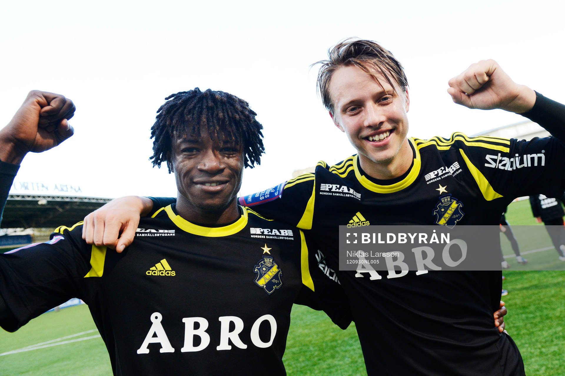 Mohamed Bangura och Viktor Lundberg. AIK, jublar