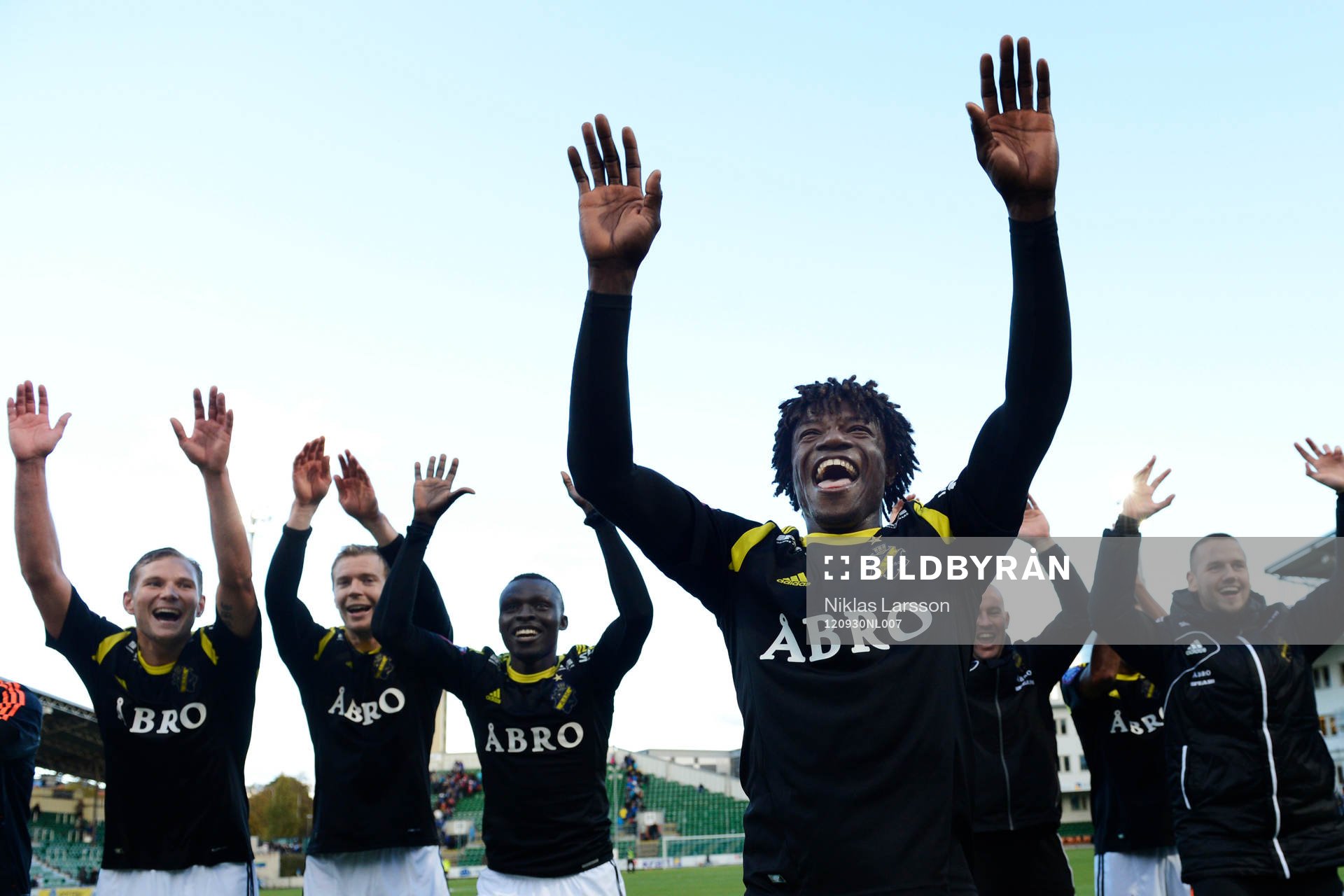AIK:s matchhjälte Mohamed Bangura, jublar
