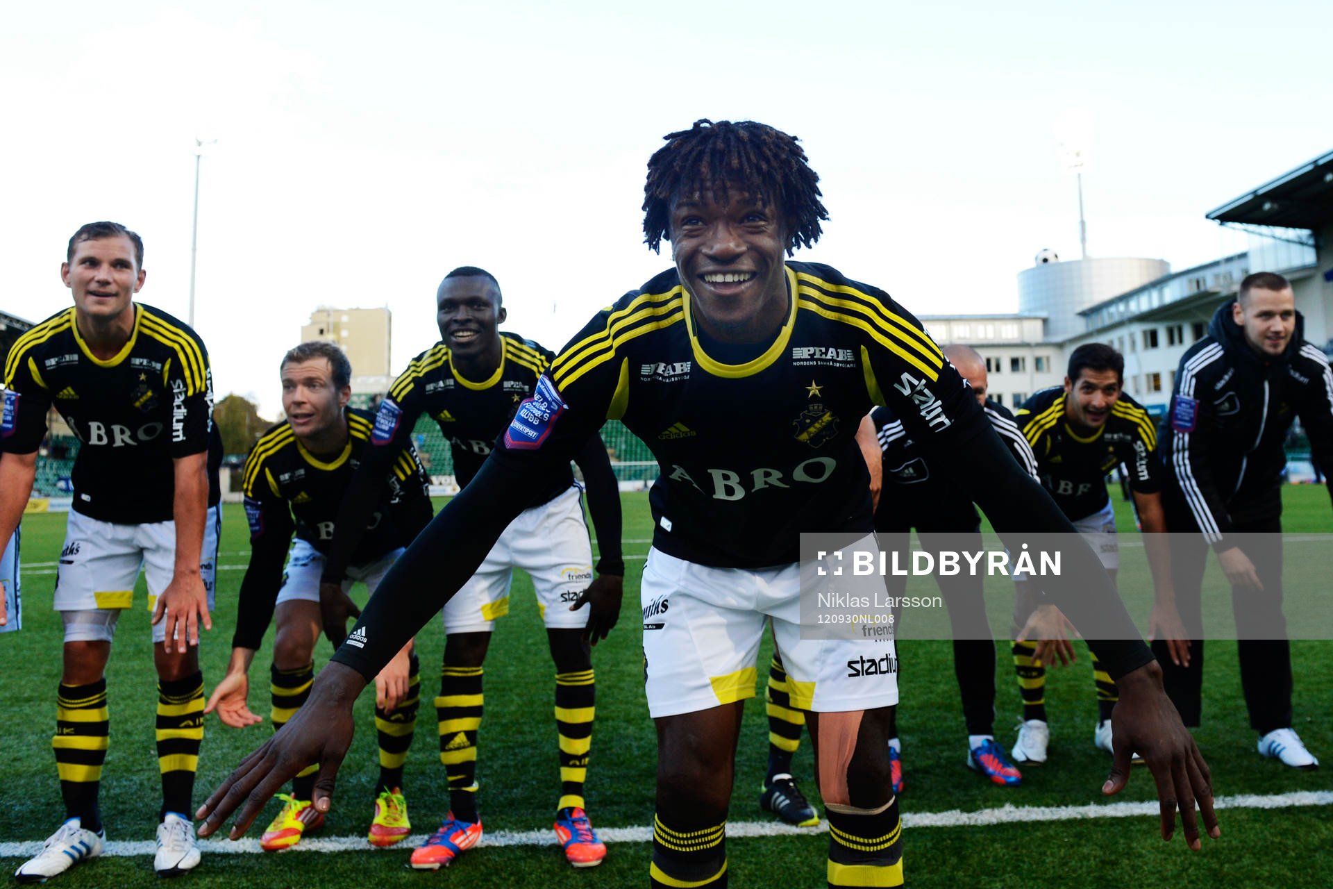 AIK:s matchhjälte Mohamed Bangura, jublar