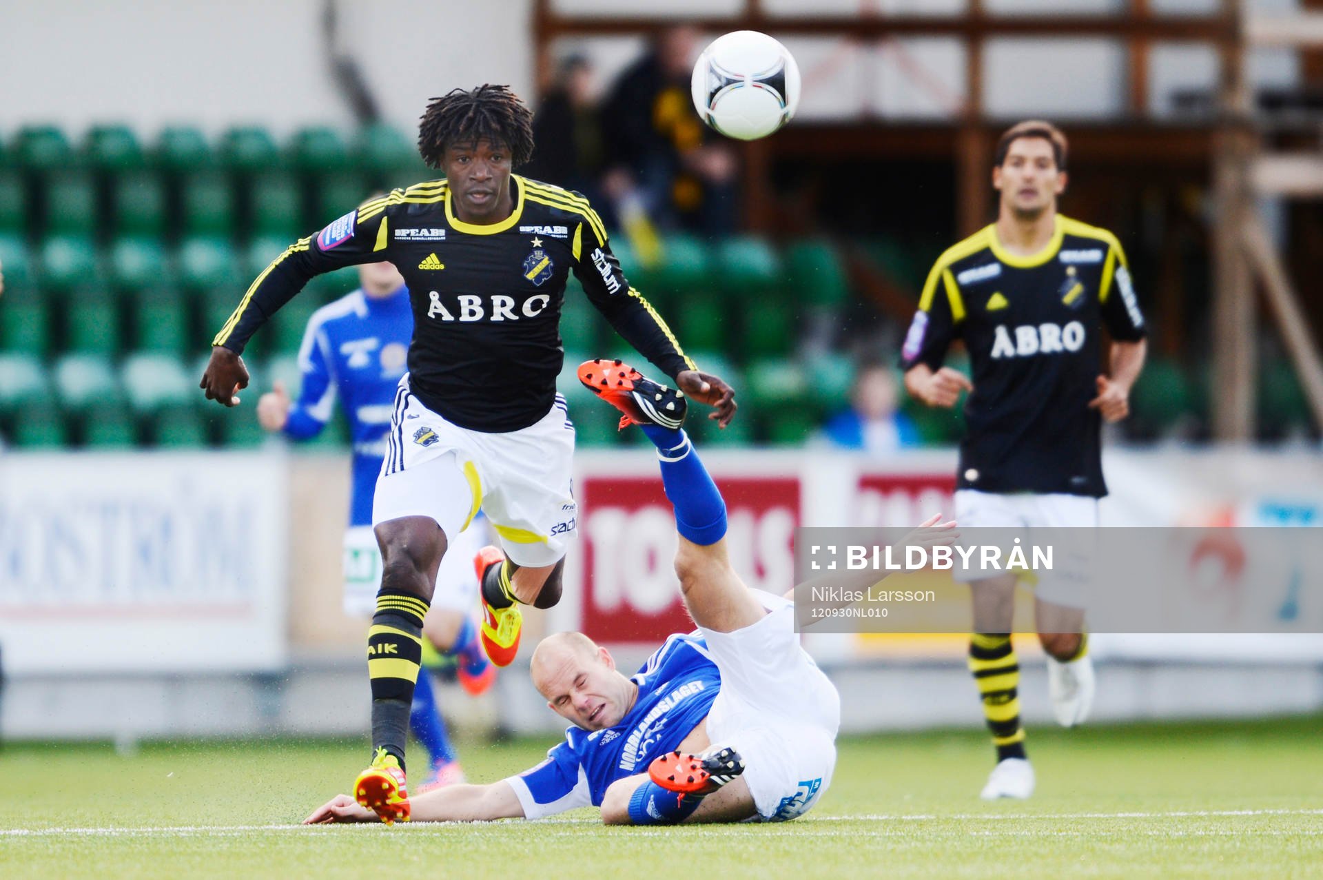 Fotboll, Allsvenskan, Gif Sundsvall - AIK: Mohamed Bangura, AIk och Roger Risholt, Sundsvall