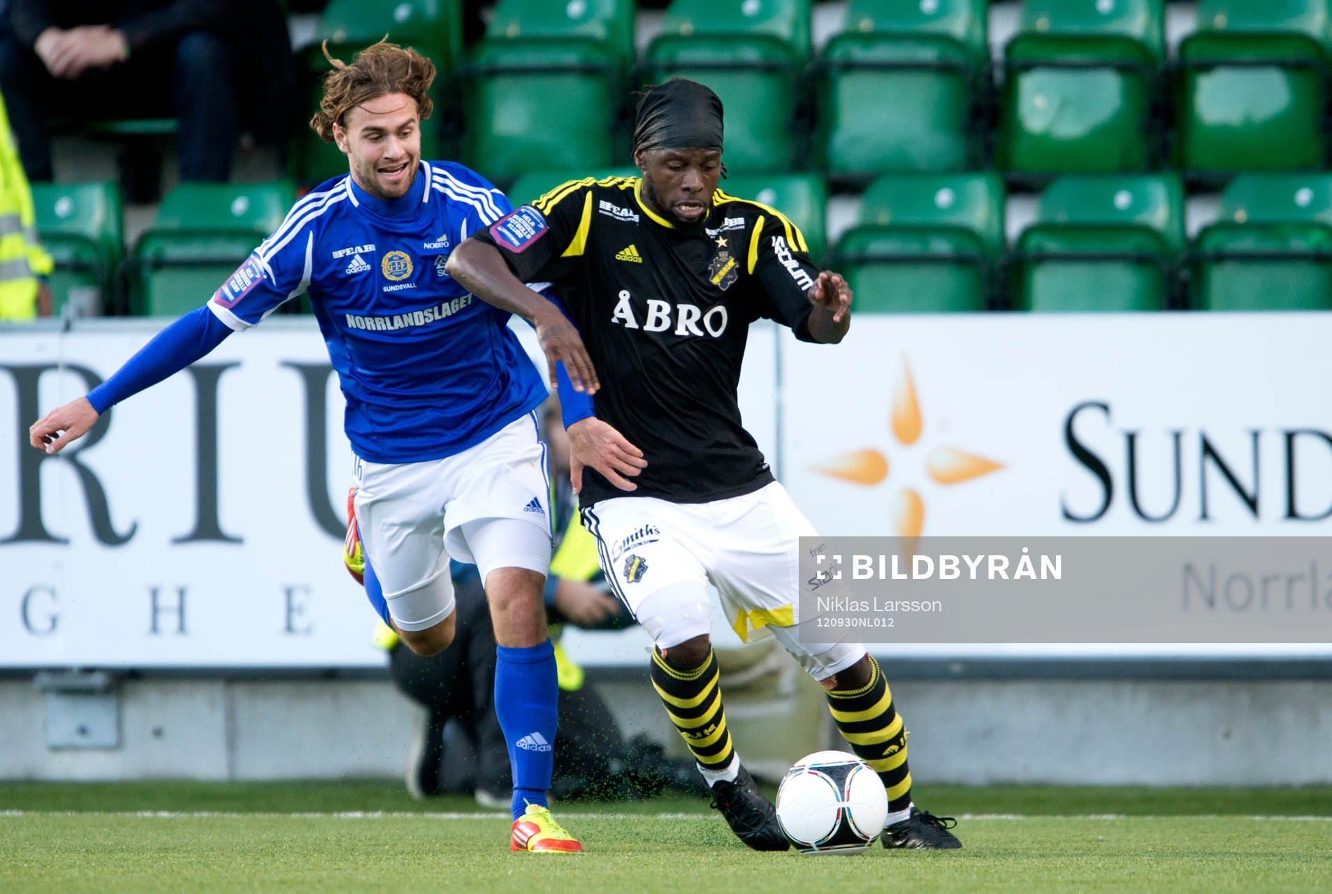 Martin Mutumba, AIK och Simon Helg, Sundsvall