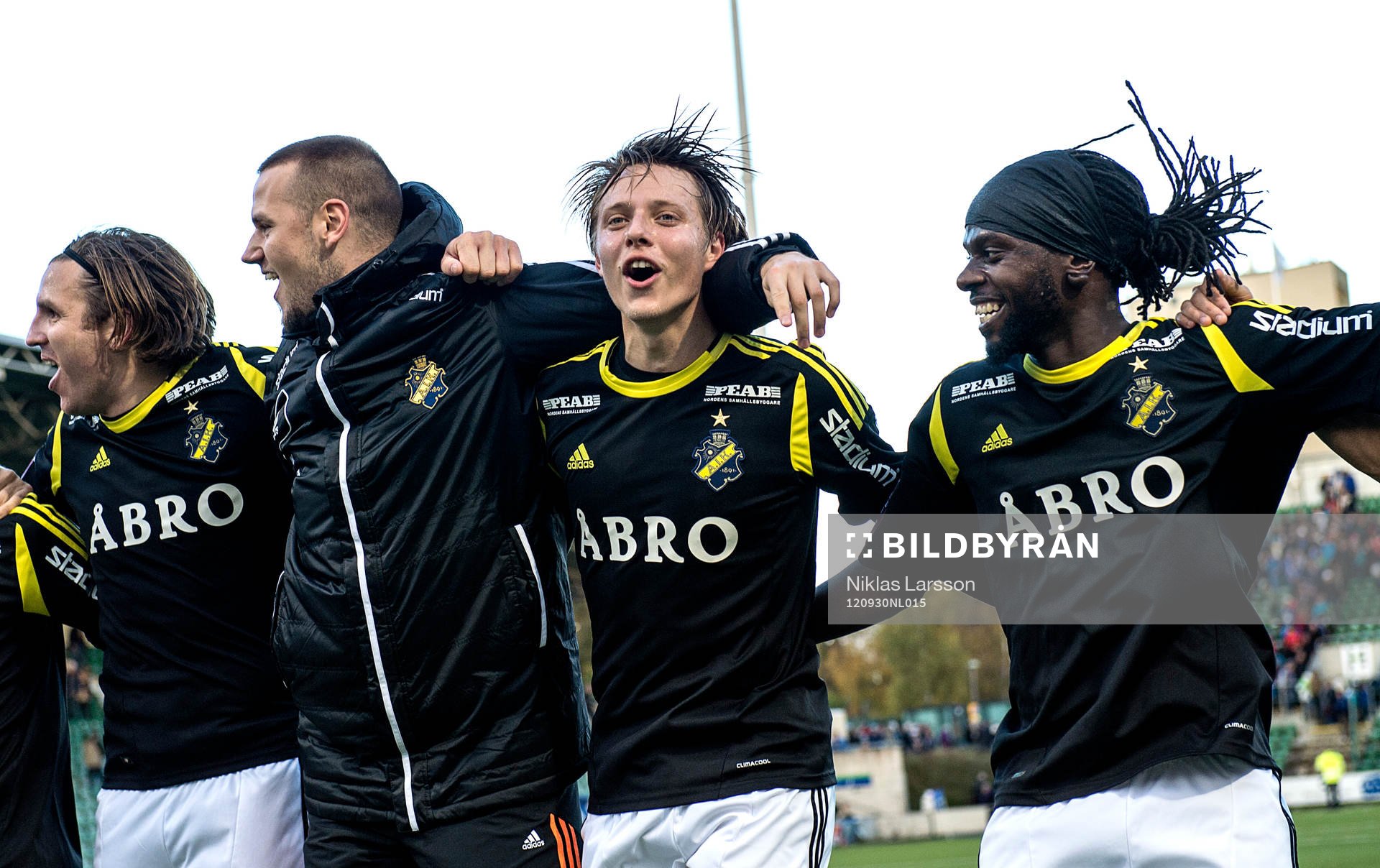Viktor Lundberg, AIK jublar ihop med Martin Mutumba och