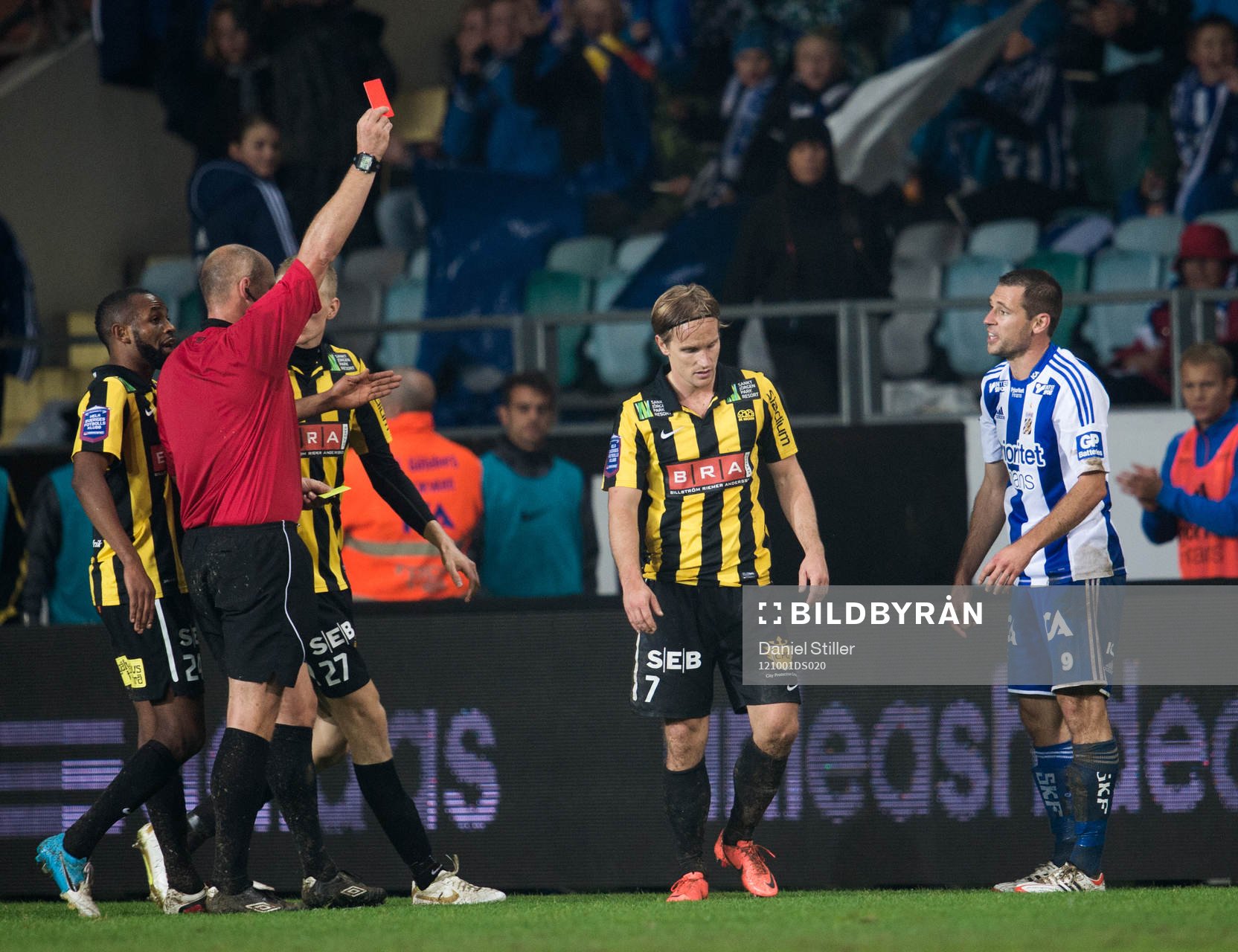 Jonas Bjurström, Häcken, får rött kort av domare Martin