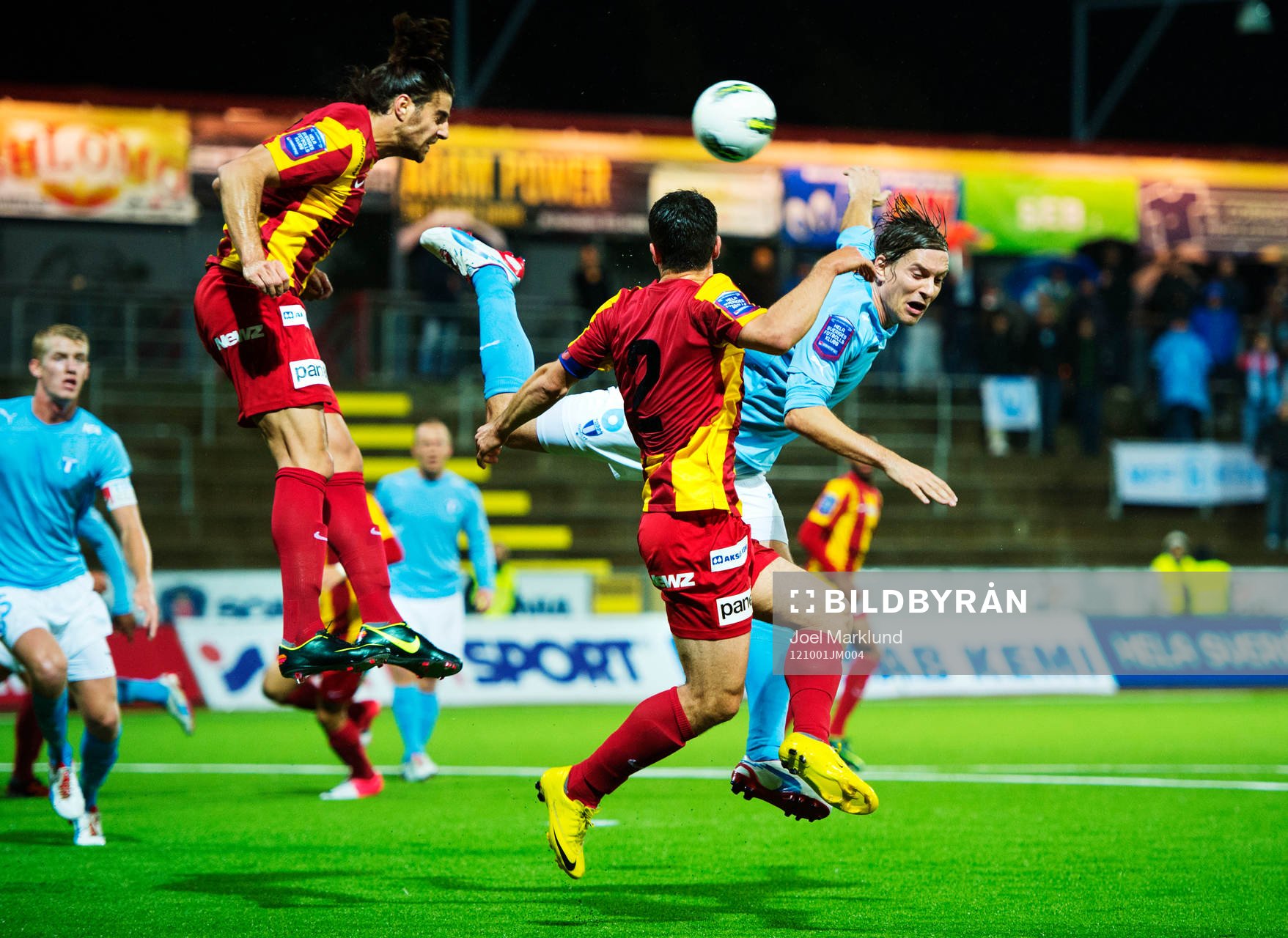 George Mourad, Syrianska, nickar bort bollen när Markus