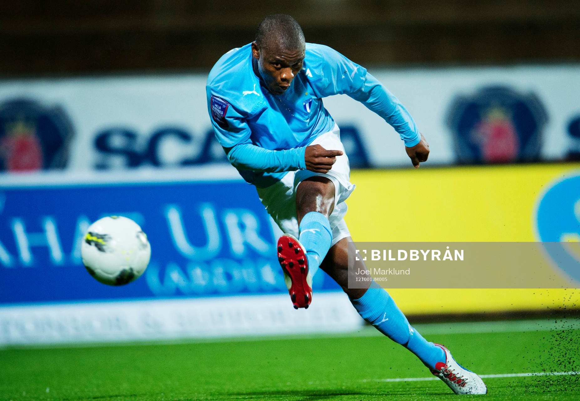 Tokelo Rantie, Malmö FF, skjuter
