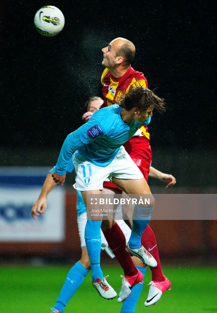 Simon Thern, Malmö FF, i en nickduell med Dinko Felic,