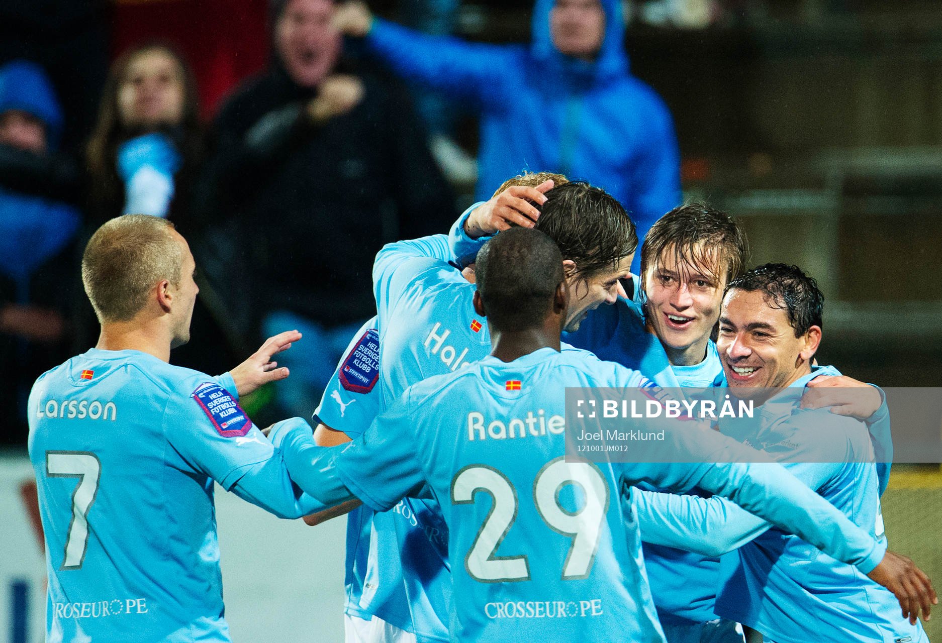 Simon Thern, Malmö FF, gratuleras till sitt 0-2-mål