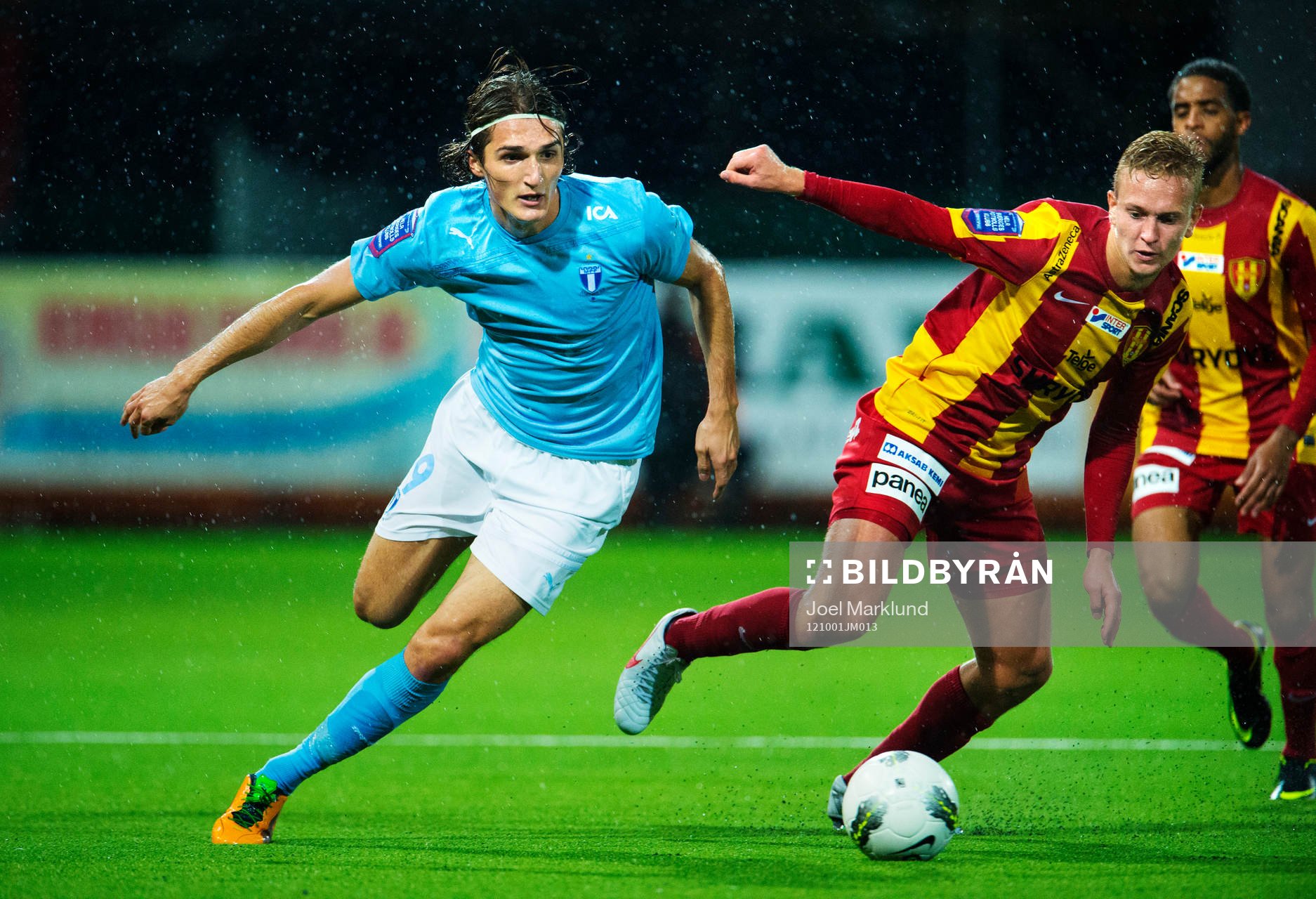 Dardan Rexhepi, Malmö FF, tar sig förbi Alexander Michel,