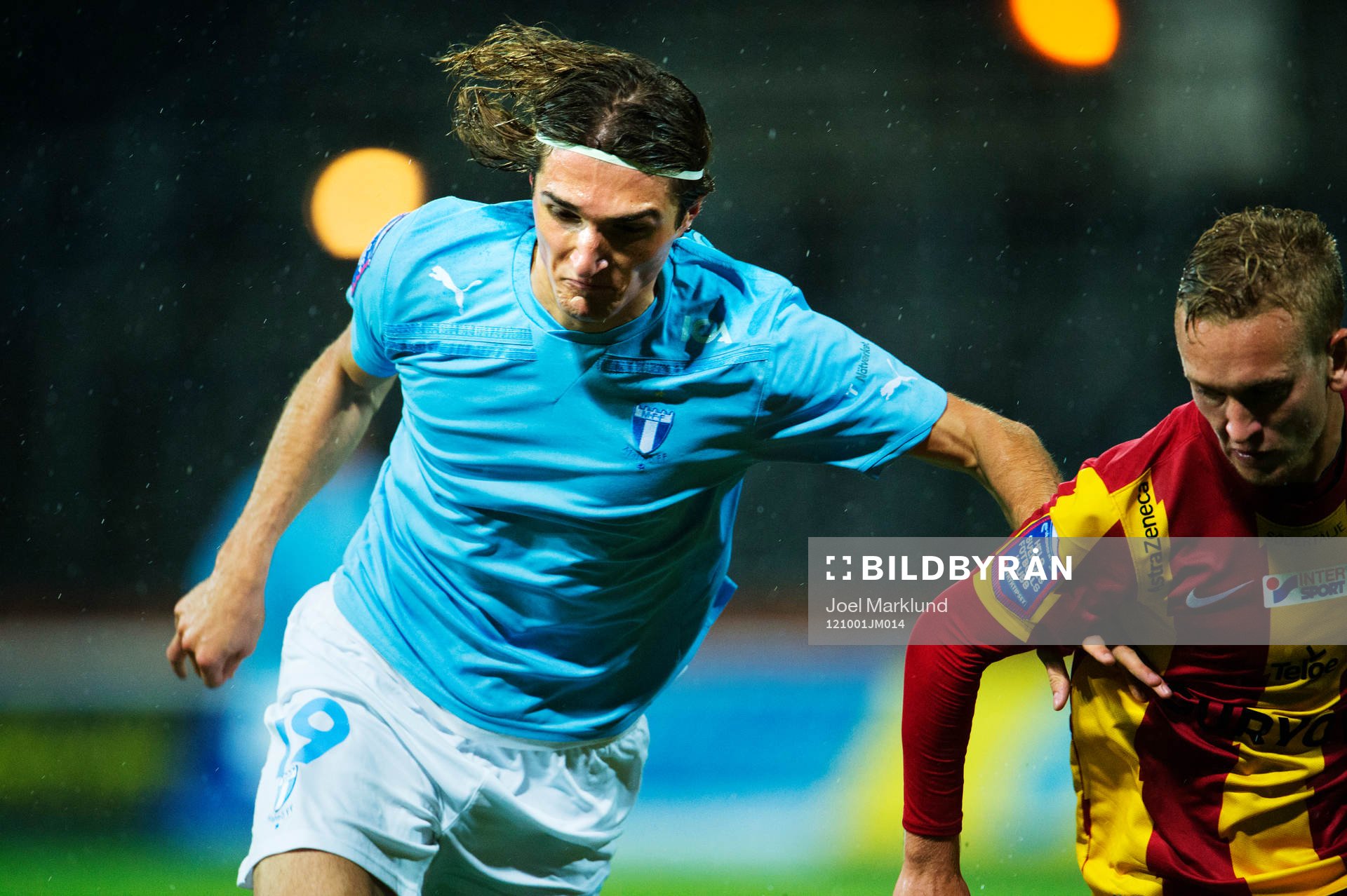 Dardan Rexhepi, Malmö FF, tar sig förbi Alexander Michel,