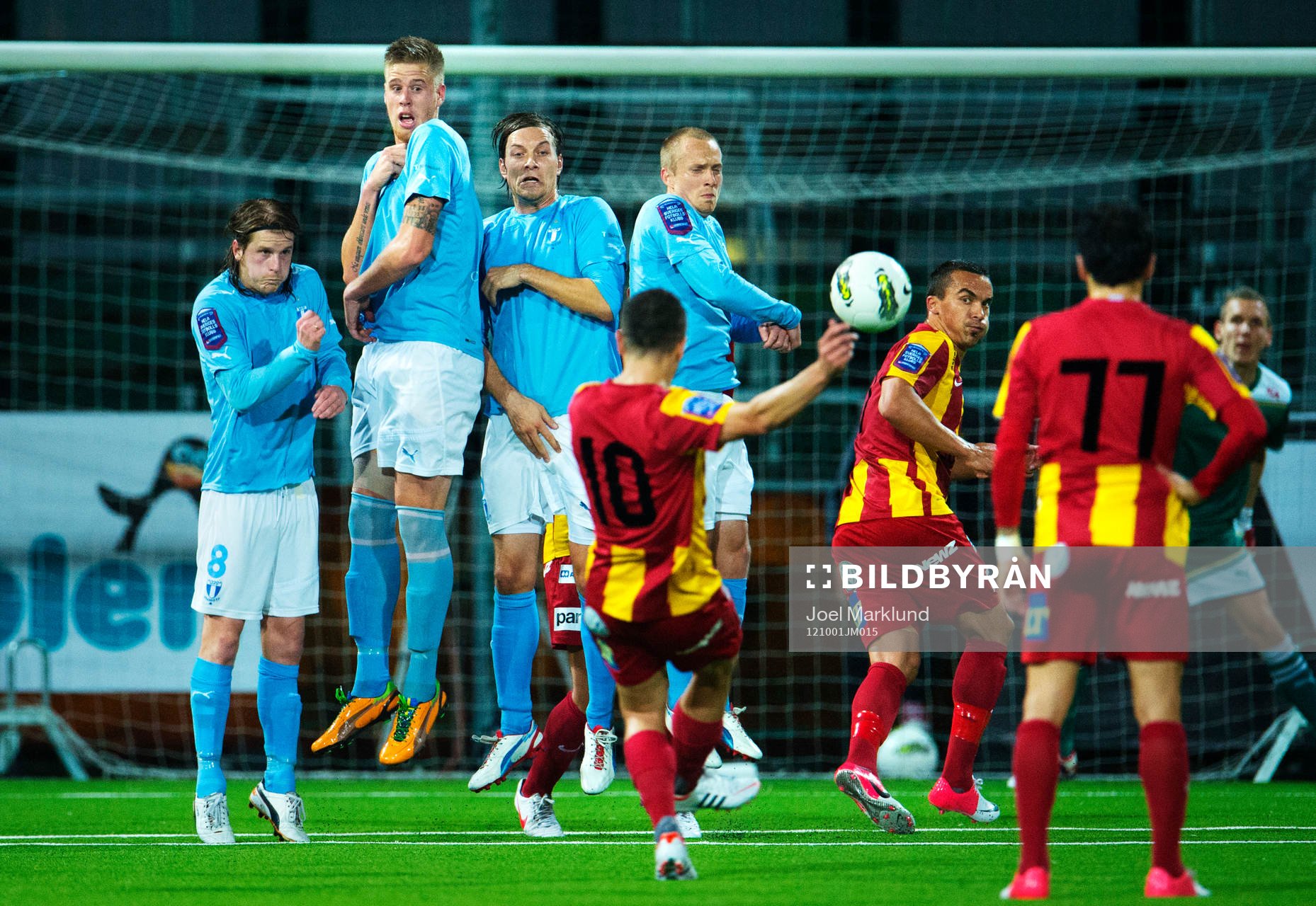 Sharbel Touma, Syrianska, skjuter en frispark