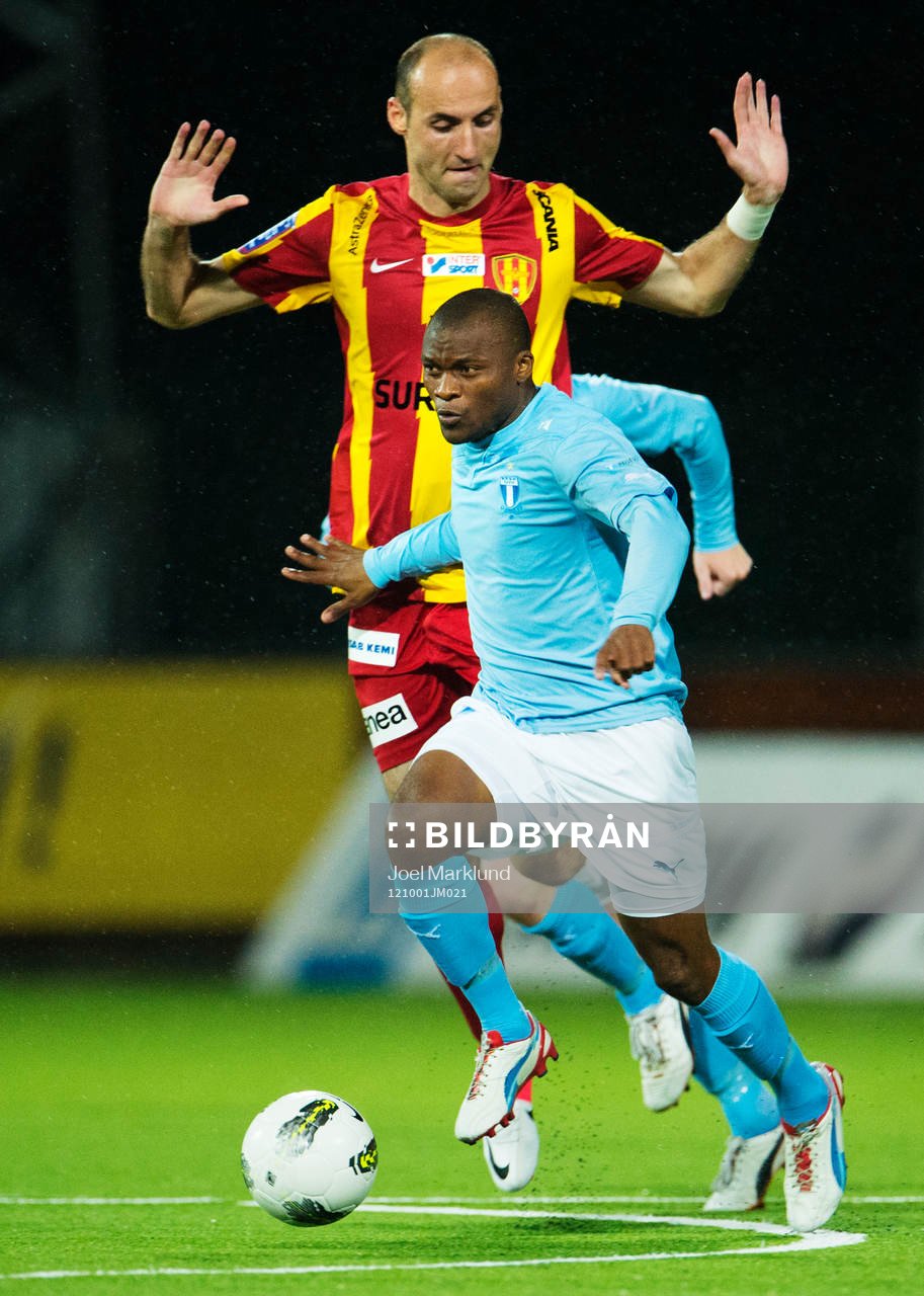 Tokelo Rantie, Malmö FF, håller undan Dinko Felic,