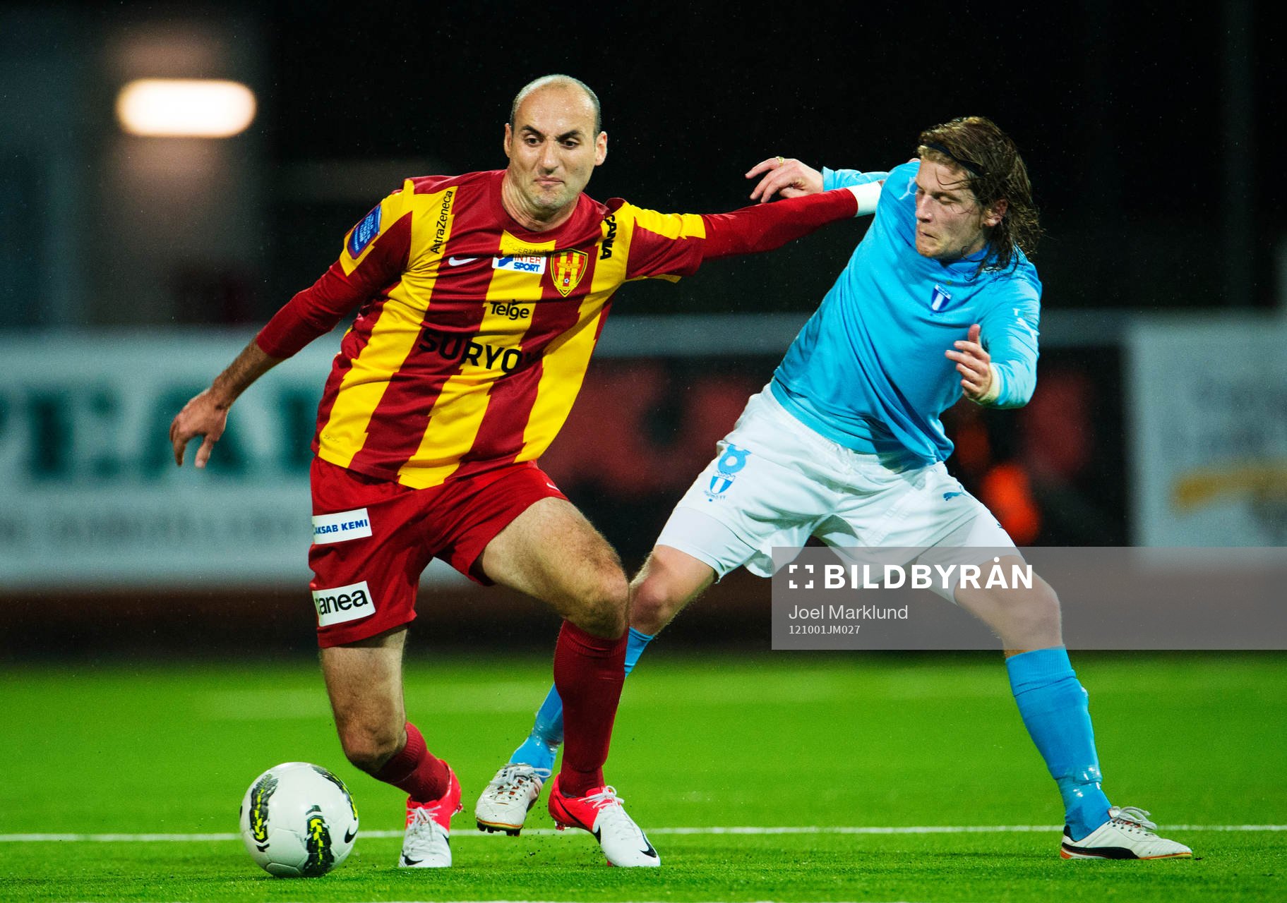 Dinko Felic, Syrianska, håller undan Erik Friberg, Malmö