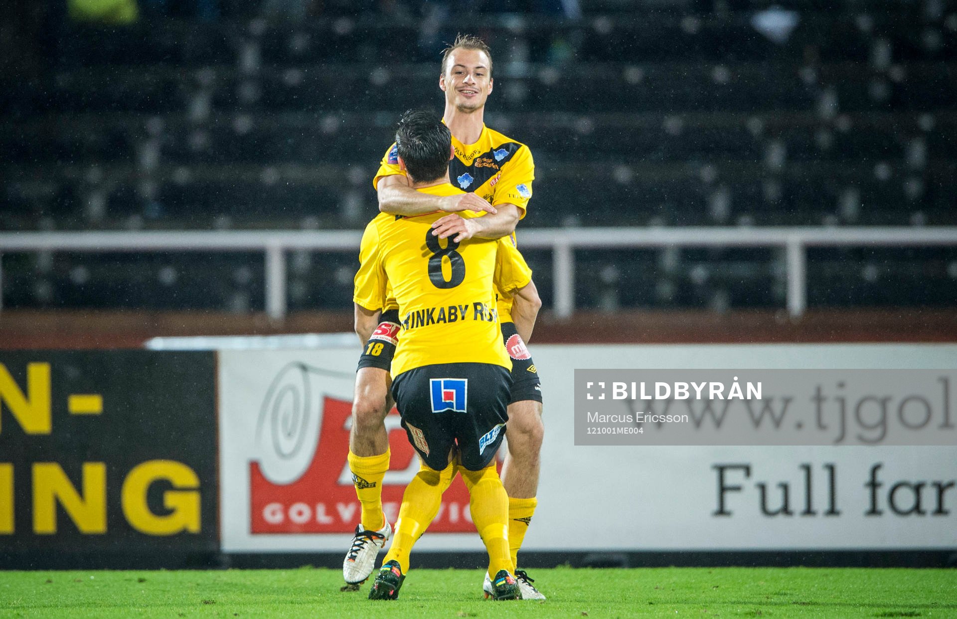  Jubel i Mjällby efter att Pär Ericsson gjort 1-0