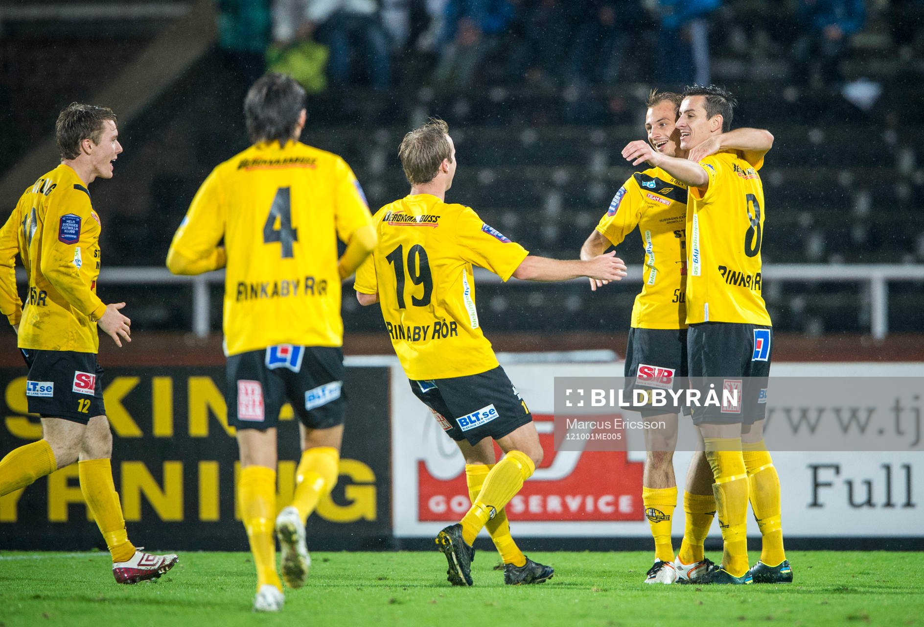  Jubel i Mjällby efter att Pär Ericsson gjort 1-0