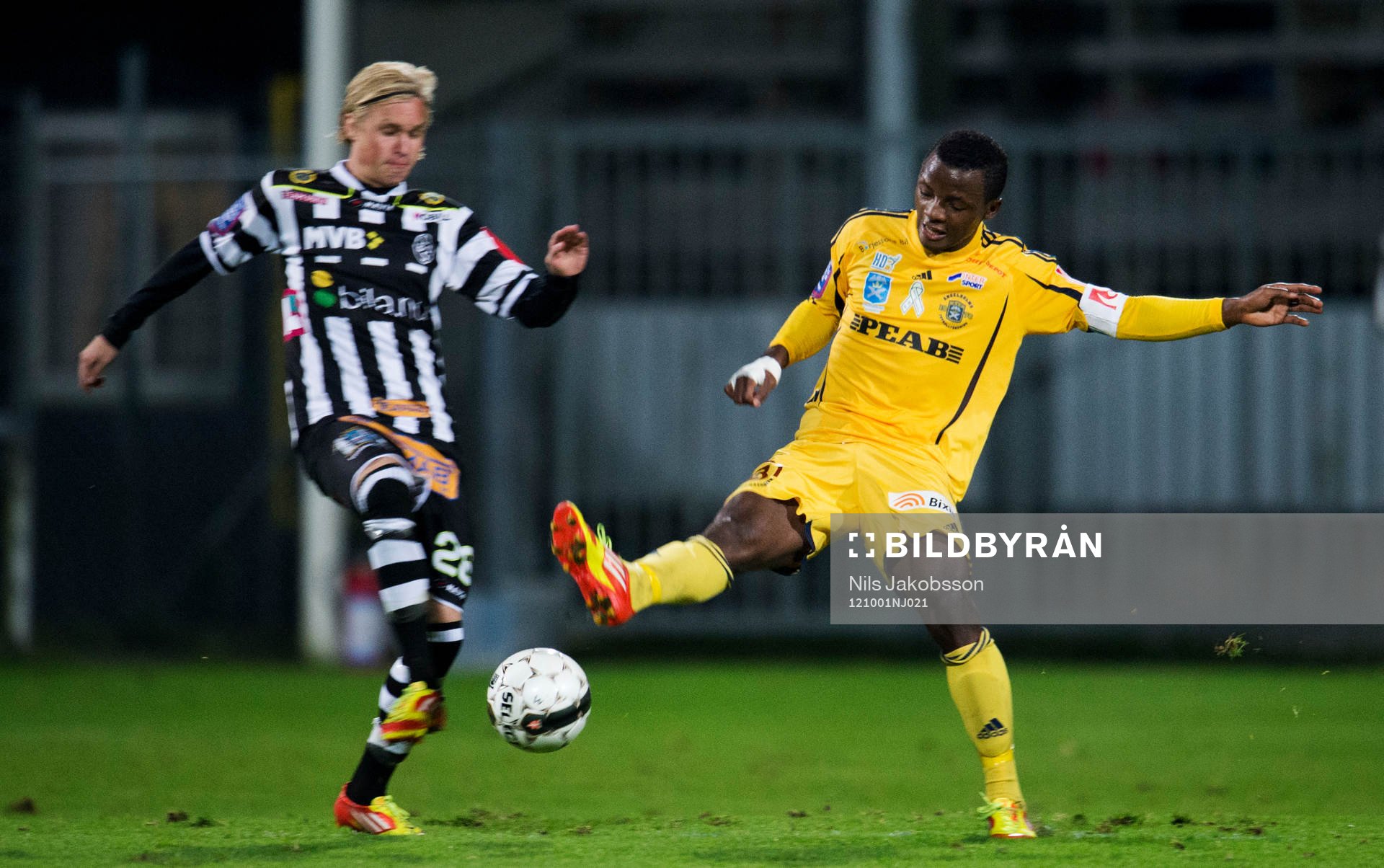 Fotboll, superettan, Landskrona - Ängelholm: Mathias Andersson, Landskrona, Ayinko Monday Samuel, Ängelholm.