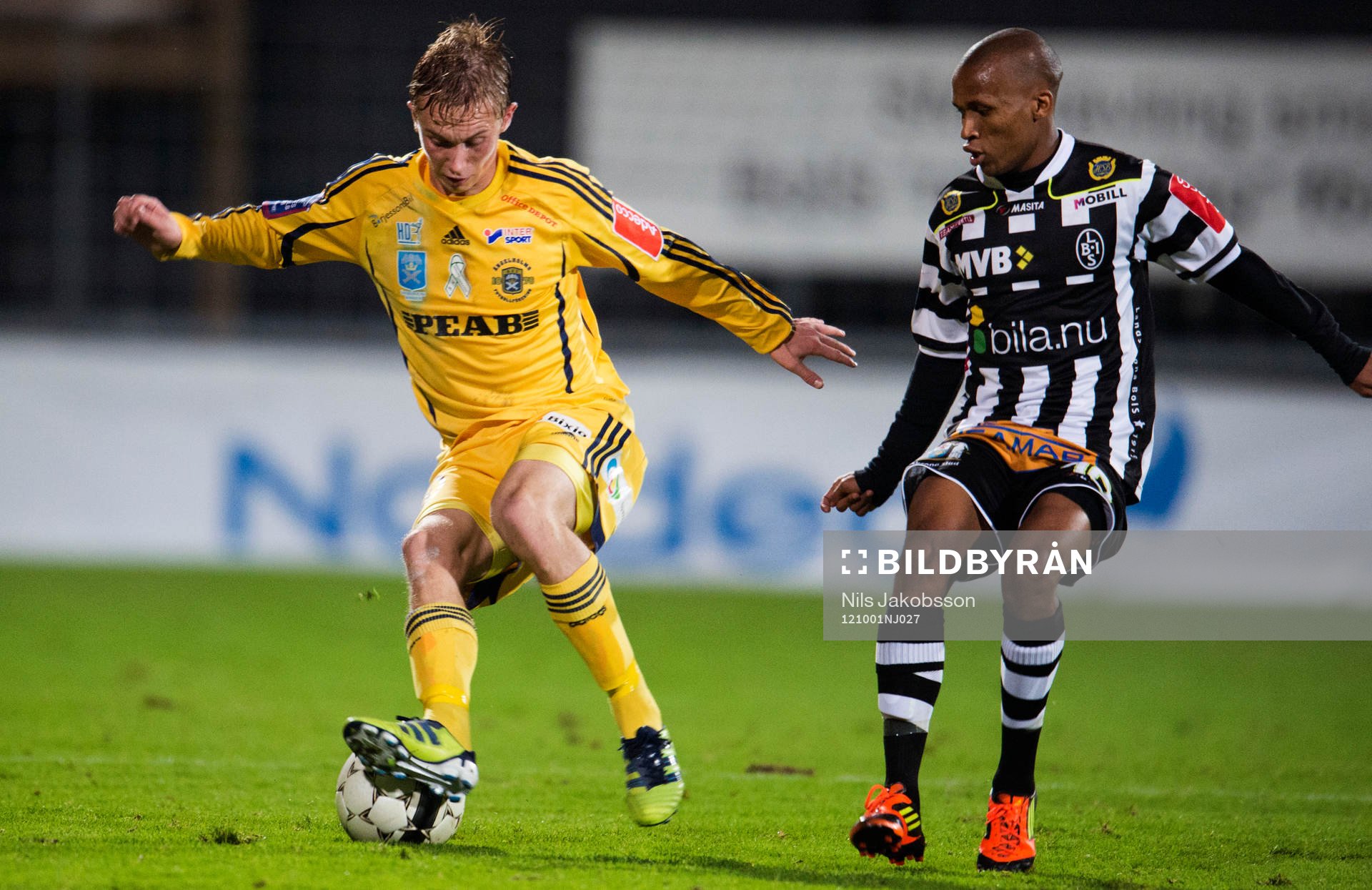 Fotboll, superettan, Landskrona - Ängelholm: Albin Nilsson, Ängelholm, Amethyst Bradley Ralani, Landskrona. 