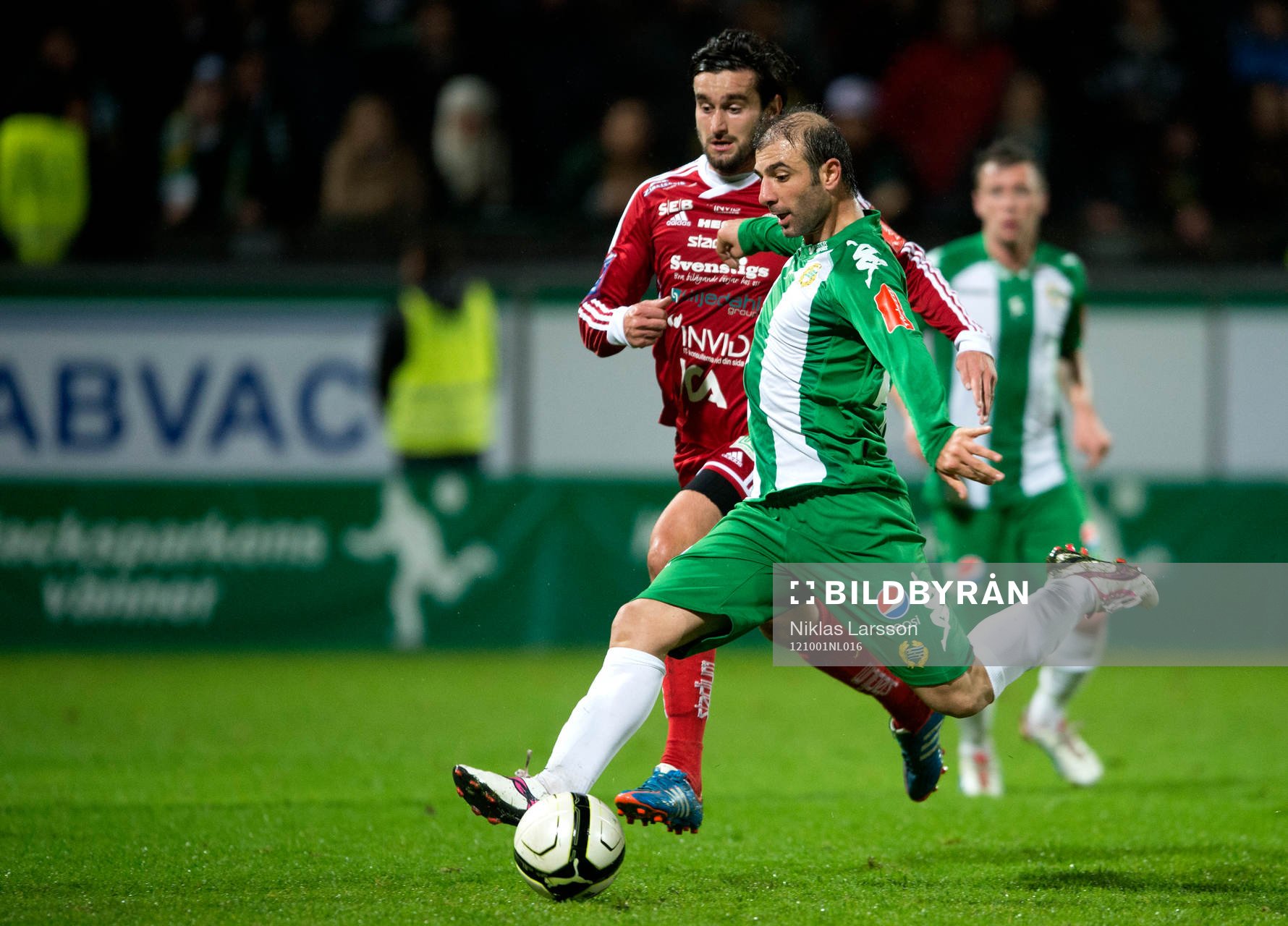 Fotboll, Superettan, Hammarby - Värnamo: kennedy Bakircioglu, Hammarby i duell med en Värnamospelare.