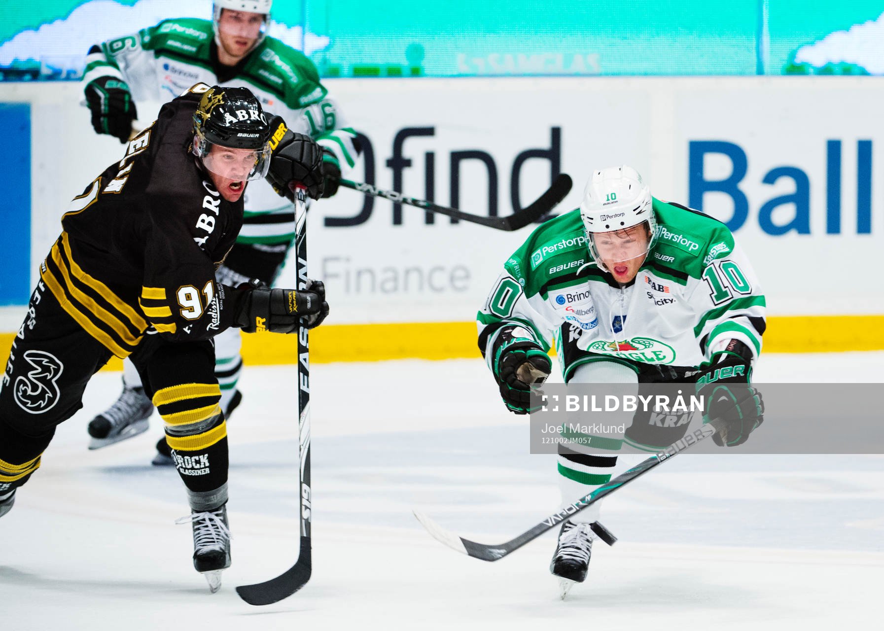 Björn Melin, AIK, och Viktor Lindgren, Rögle, jagar pucken
