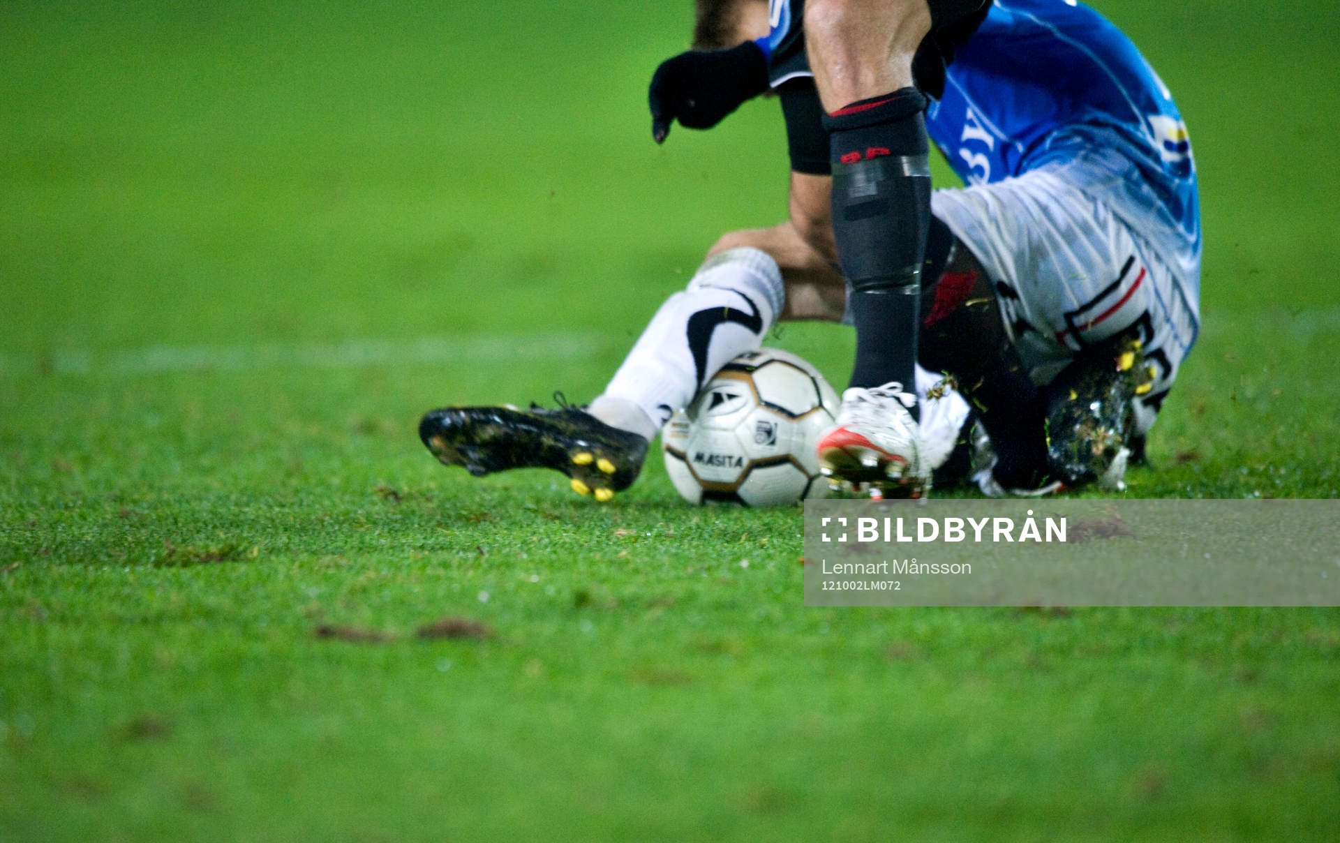 Tackling, fot, boll, höstblött, fotbollsskor,