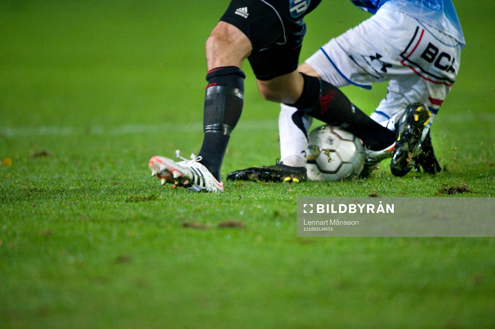Tackling, fot, boll, höstblött, fotbollsskor,