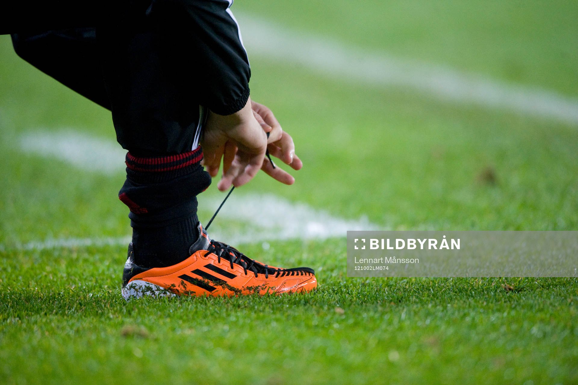 Bojan Djordic knyter sina fotbollskängor
