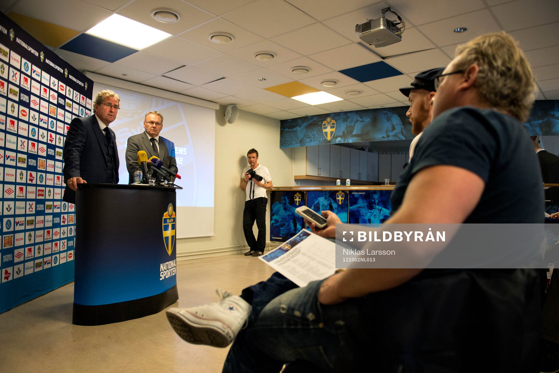 Erik Hamrén, förbundskapten Sverige samtalar med Robert