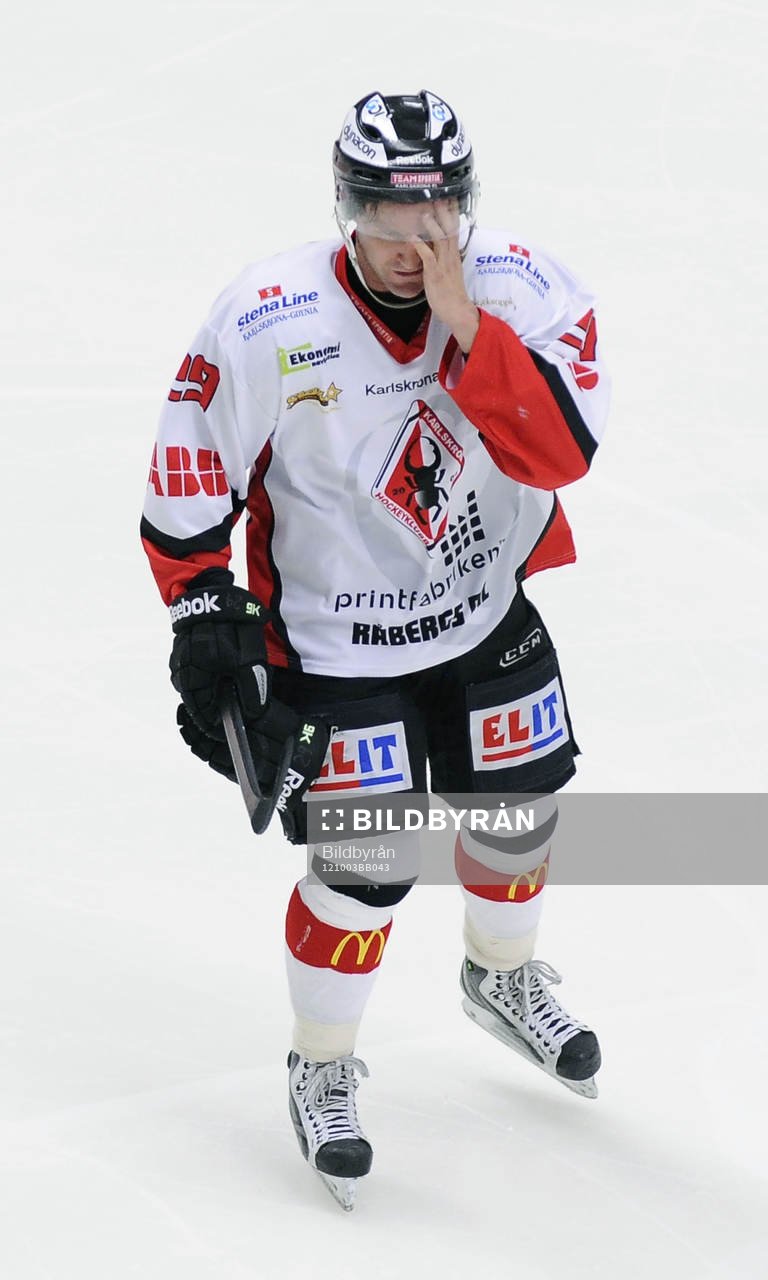 Nummer 29 i Karlskrona HK Patrik Ruiz deppar
