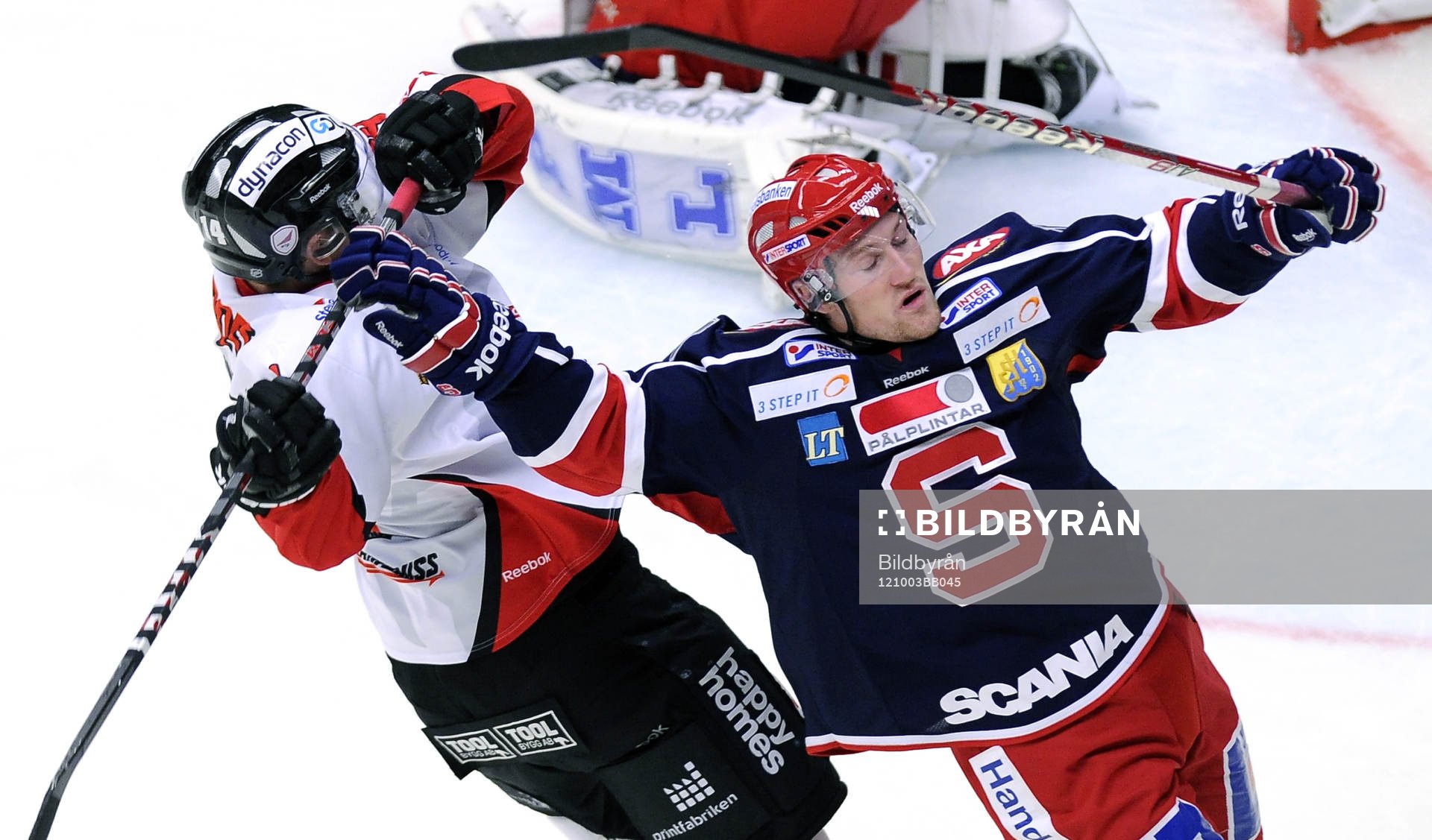 NUmmer 14 i KArlskrona Henrik Höglund får sig en tryckare