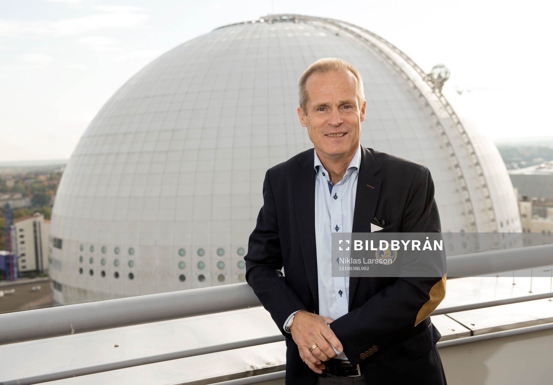 Christer Englund, ordförande presenterar maskot och