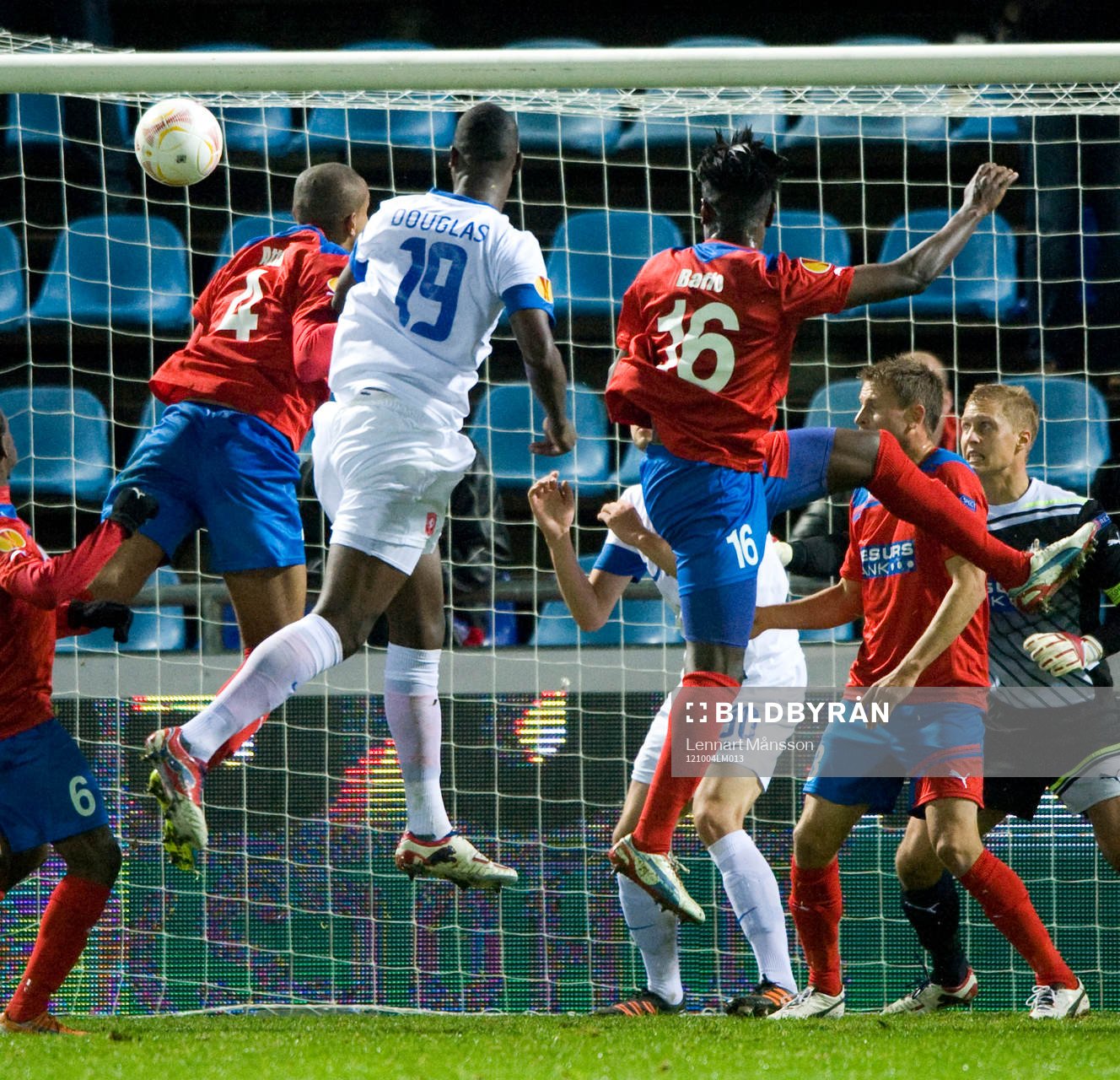 2-2, Douglas, Twente, reducerar med en nick