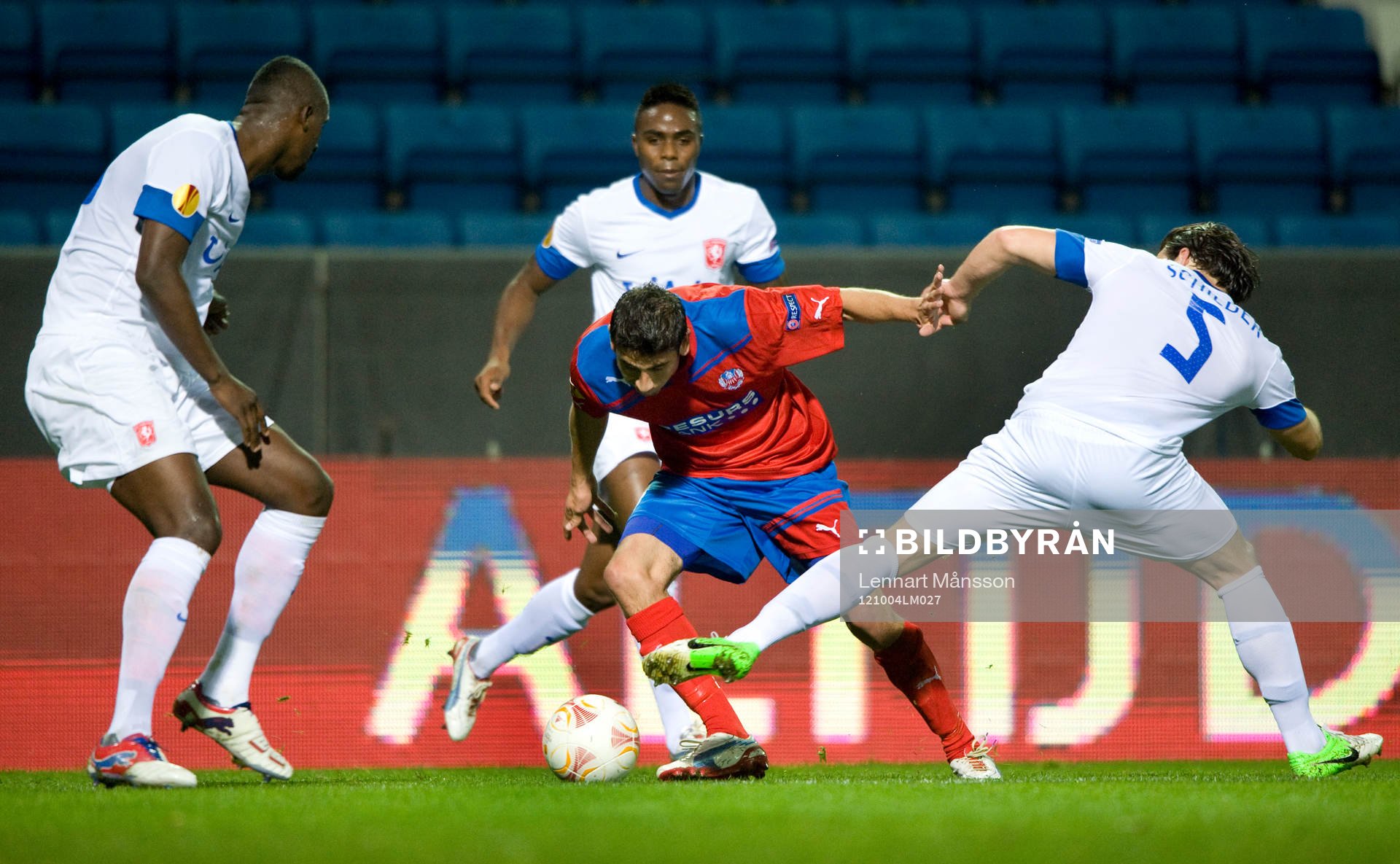 Alejandro Bedoya, Helsingborg, mot tre Twente-spelare