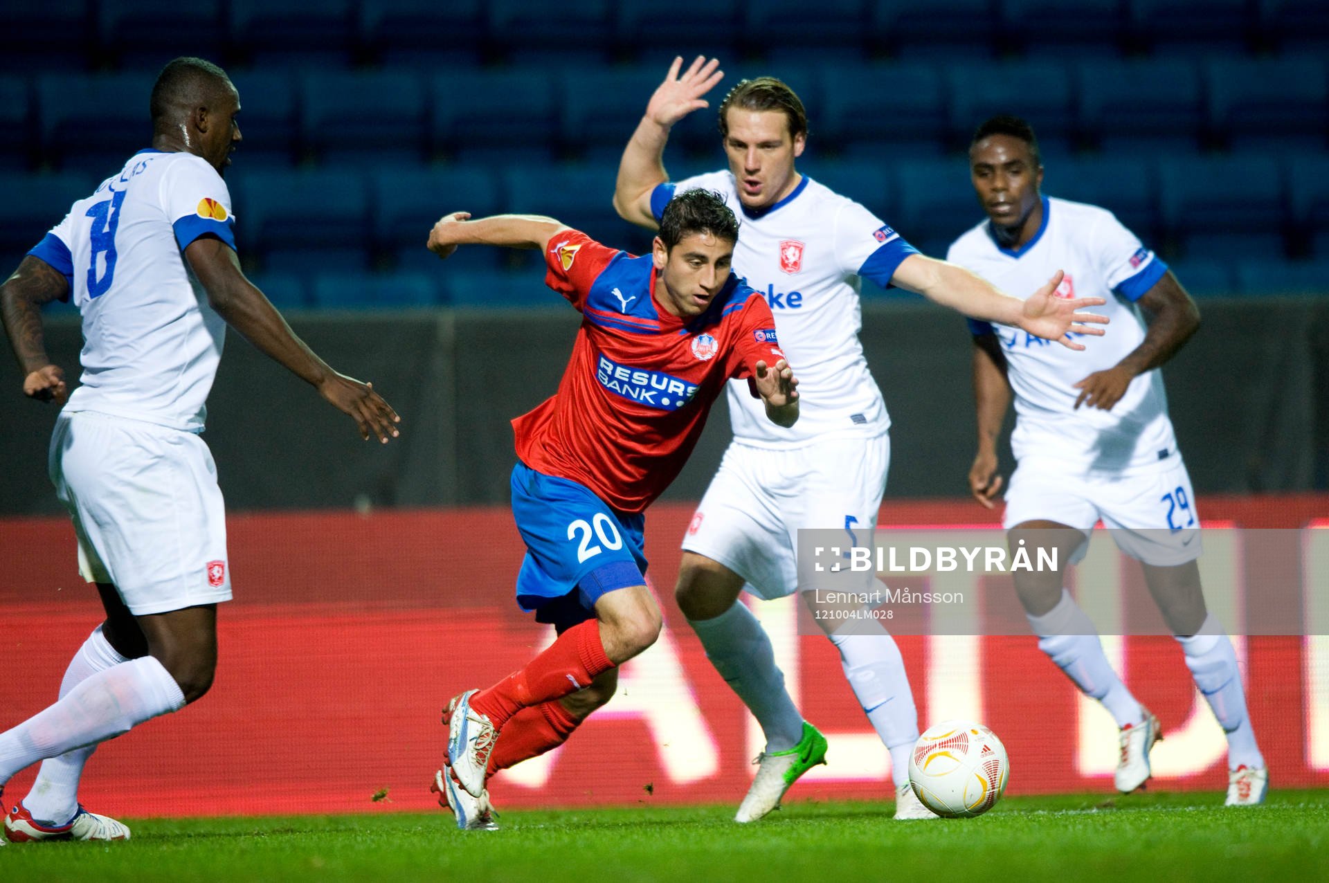 Alejandro Bedoya, Helsingborg, mot tre Twente-spelare