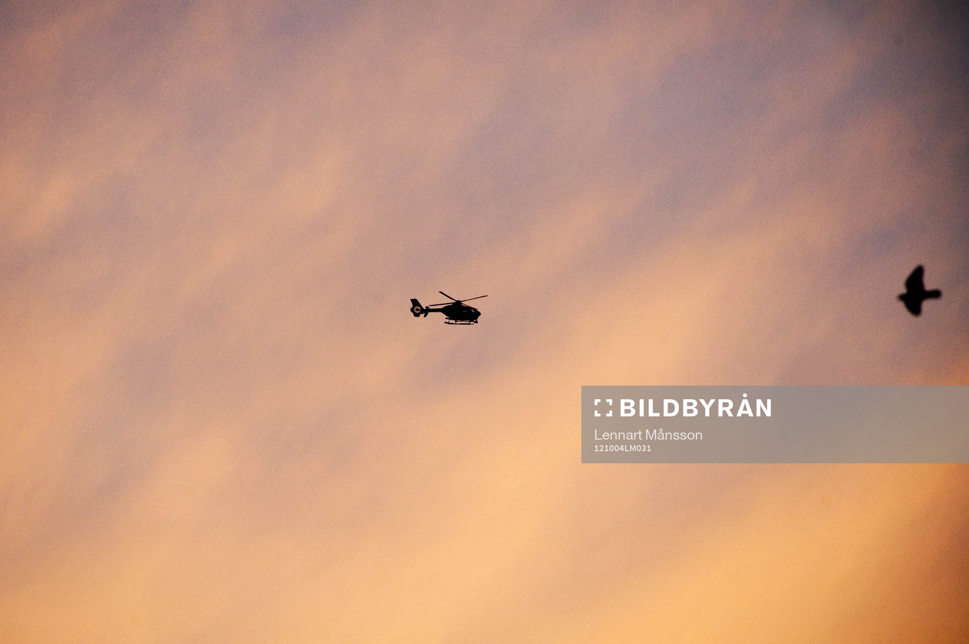 Helikopter, polishelikopter över Helsingborg, himmel.
