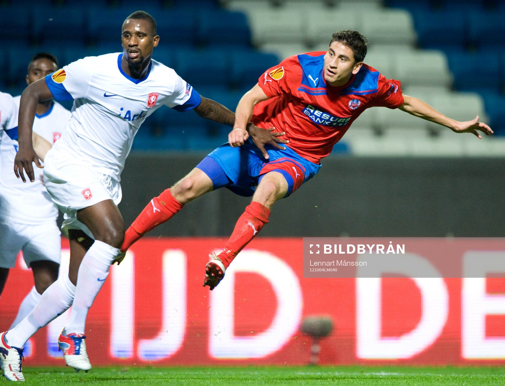Alejandro Bedoya, Helsingborg, mot tre Twente-spelare
