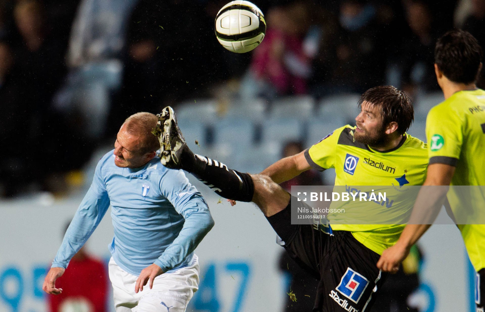 Daniel Larsson, Malmö FF, får en spark i huvudet av