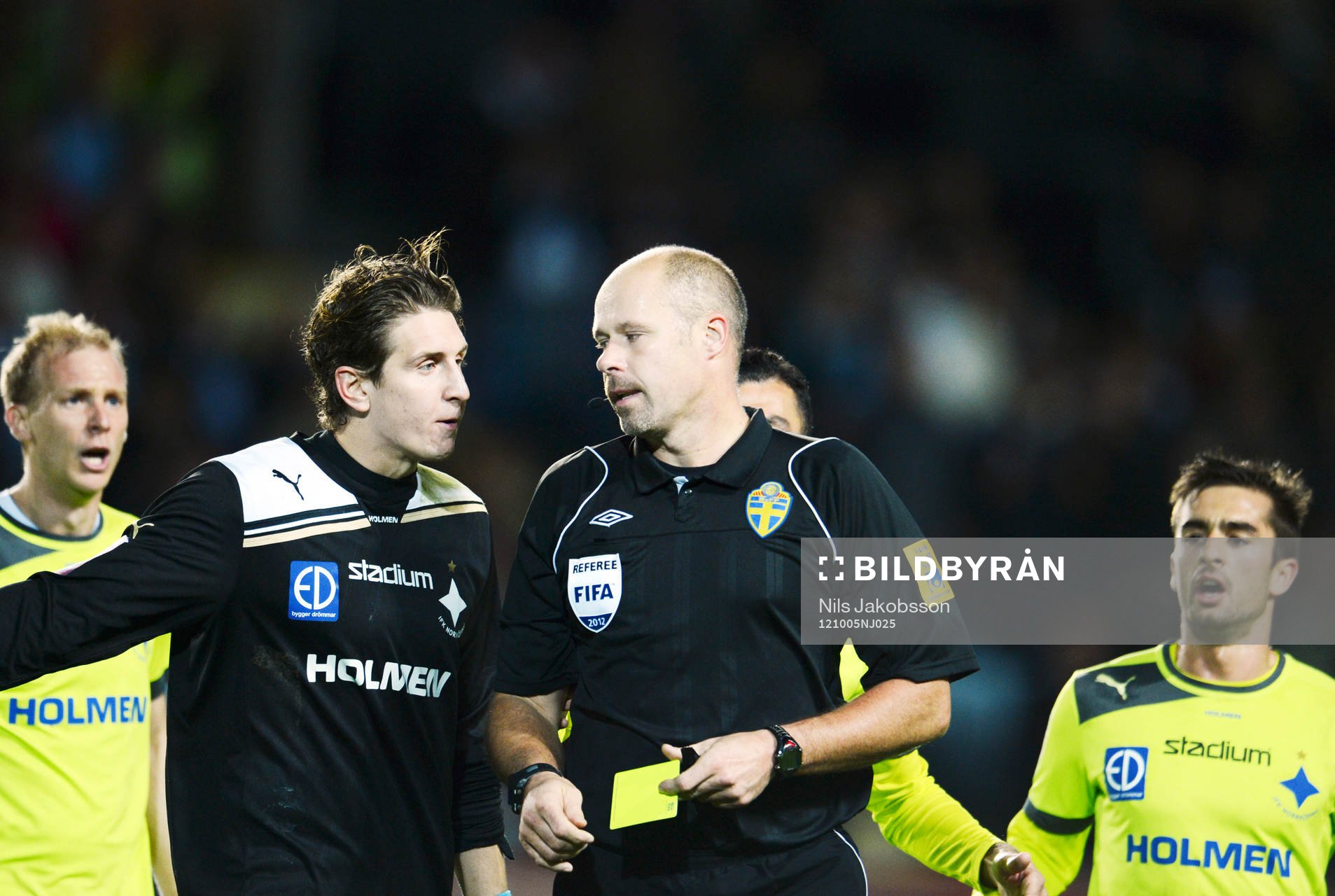 Martin Hansson, domare delar ut gult kort