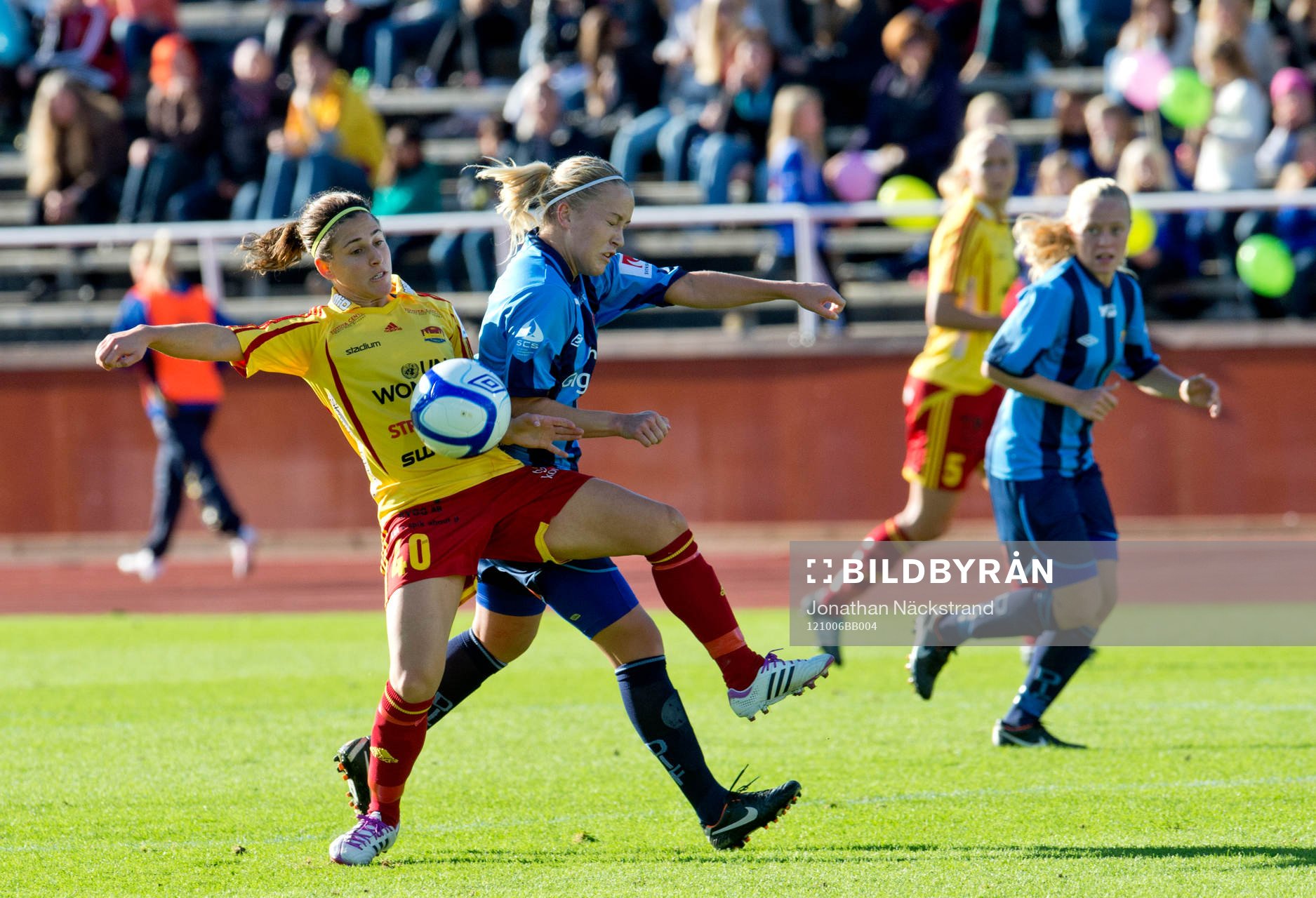 Fotboll, Damallsvenskan, dam, Djurgården - Tyresö: Annika Kukkonen, Djurgården och Verónica Boquete, Tyresö