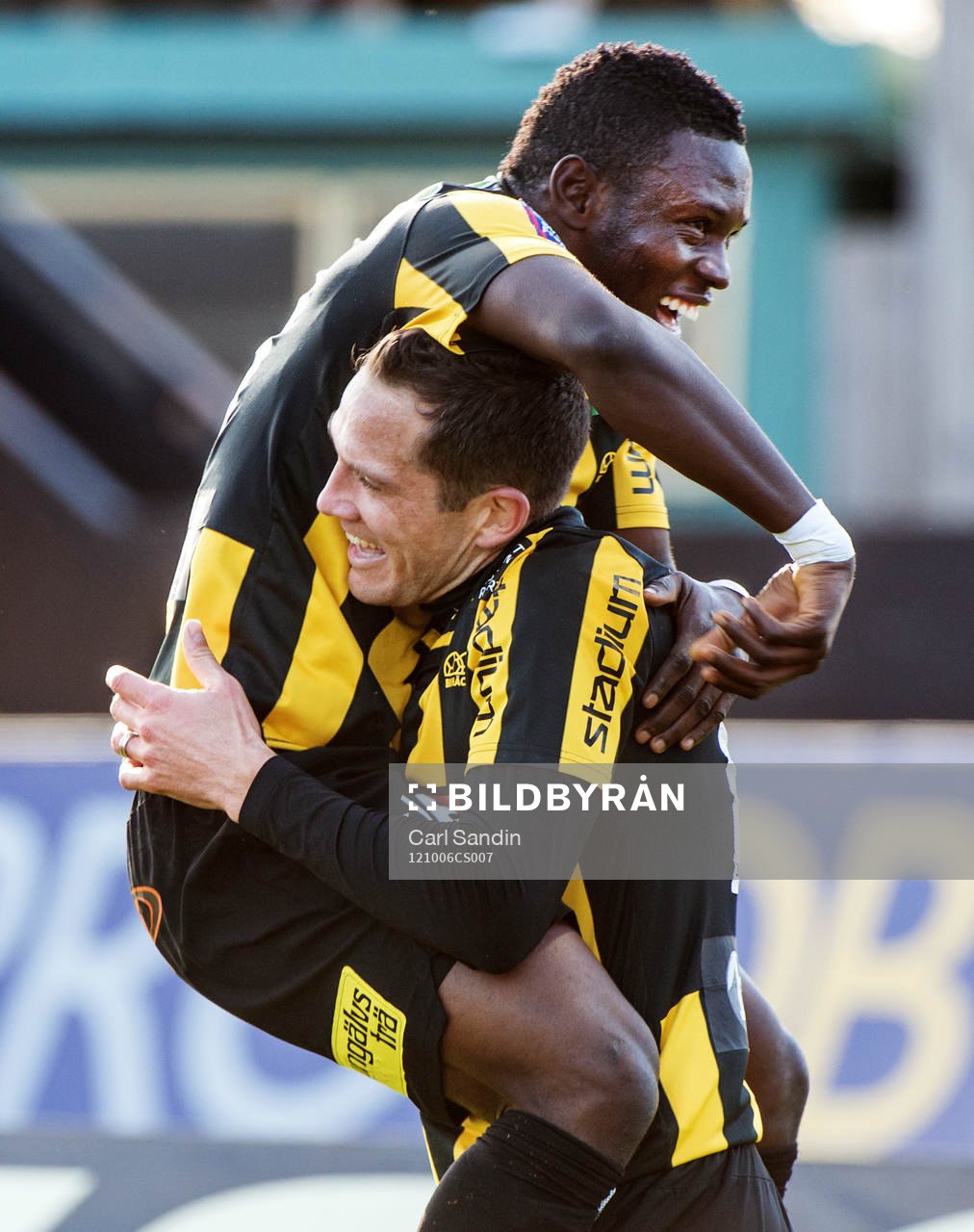 Waris Majeed, kastar sig över Martin Ericsson, Häcken,